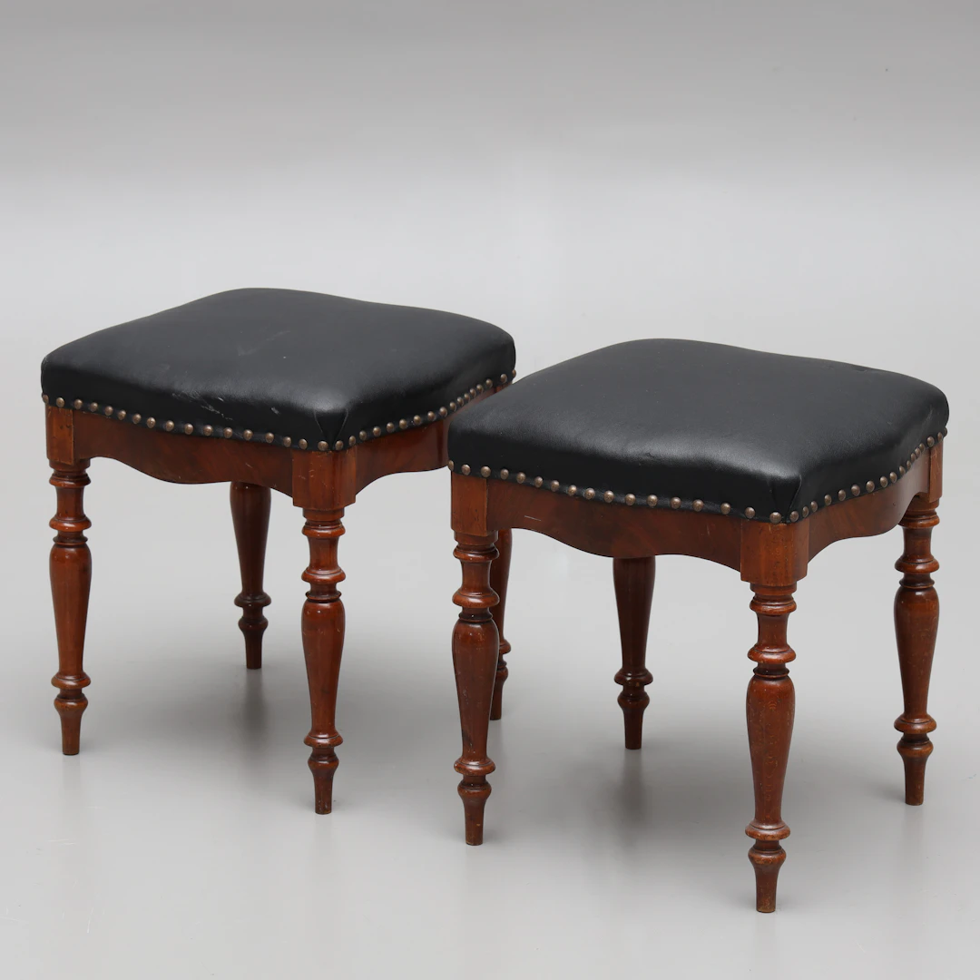 PALLAR, ett par, mahogny, 1940-tal.