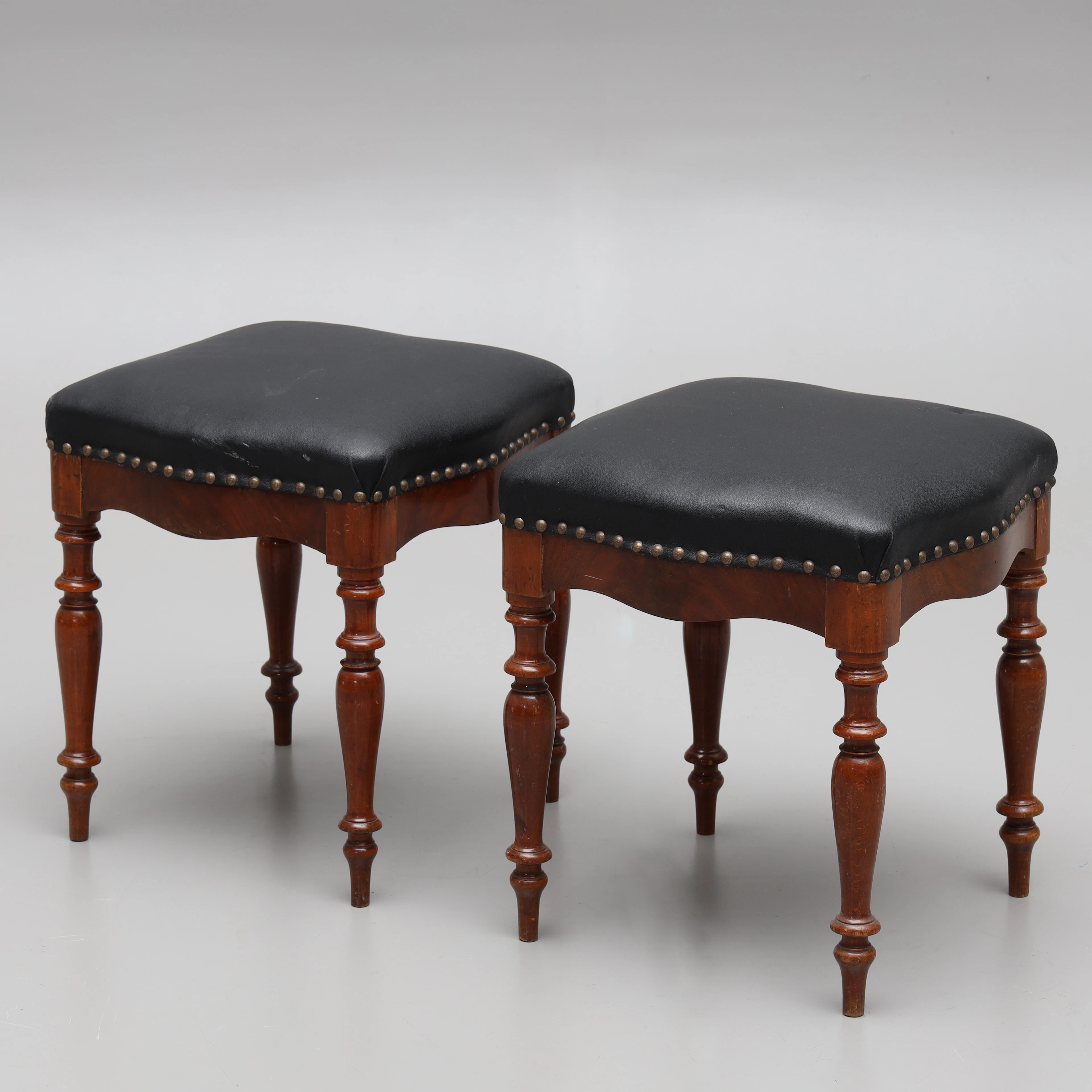 PALLAR, ett par, mahogny, 1940-tal.