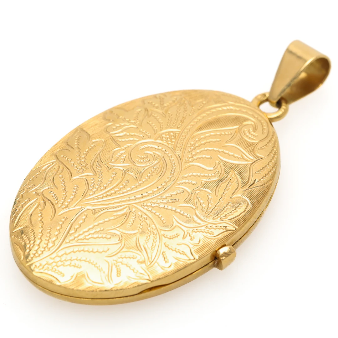 MEDALJONG, 18 k guld, graverad floristisk dekor.