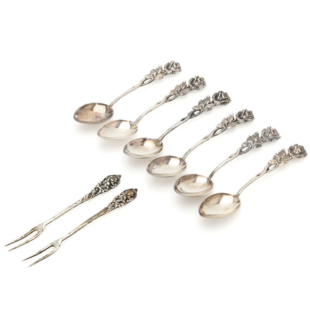 SKEDAR samt PLOCKGAFFLAR, 8 st, silver, rosen samt floral dekor, vikt 76 gram.