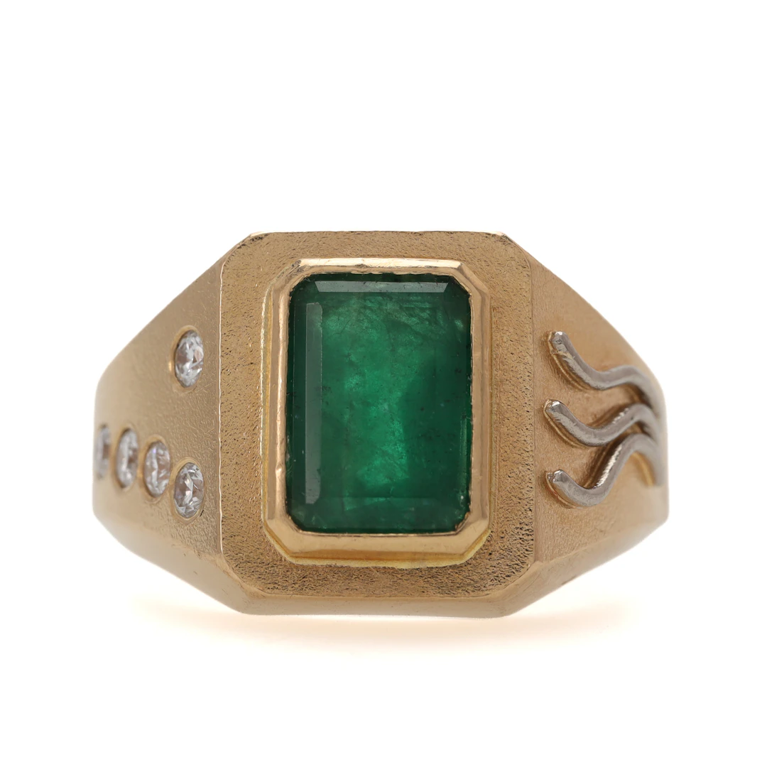 KLACKRING, 18 k guld, smaragd 3,37ct, diamanter, satinerad, Evert