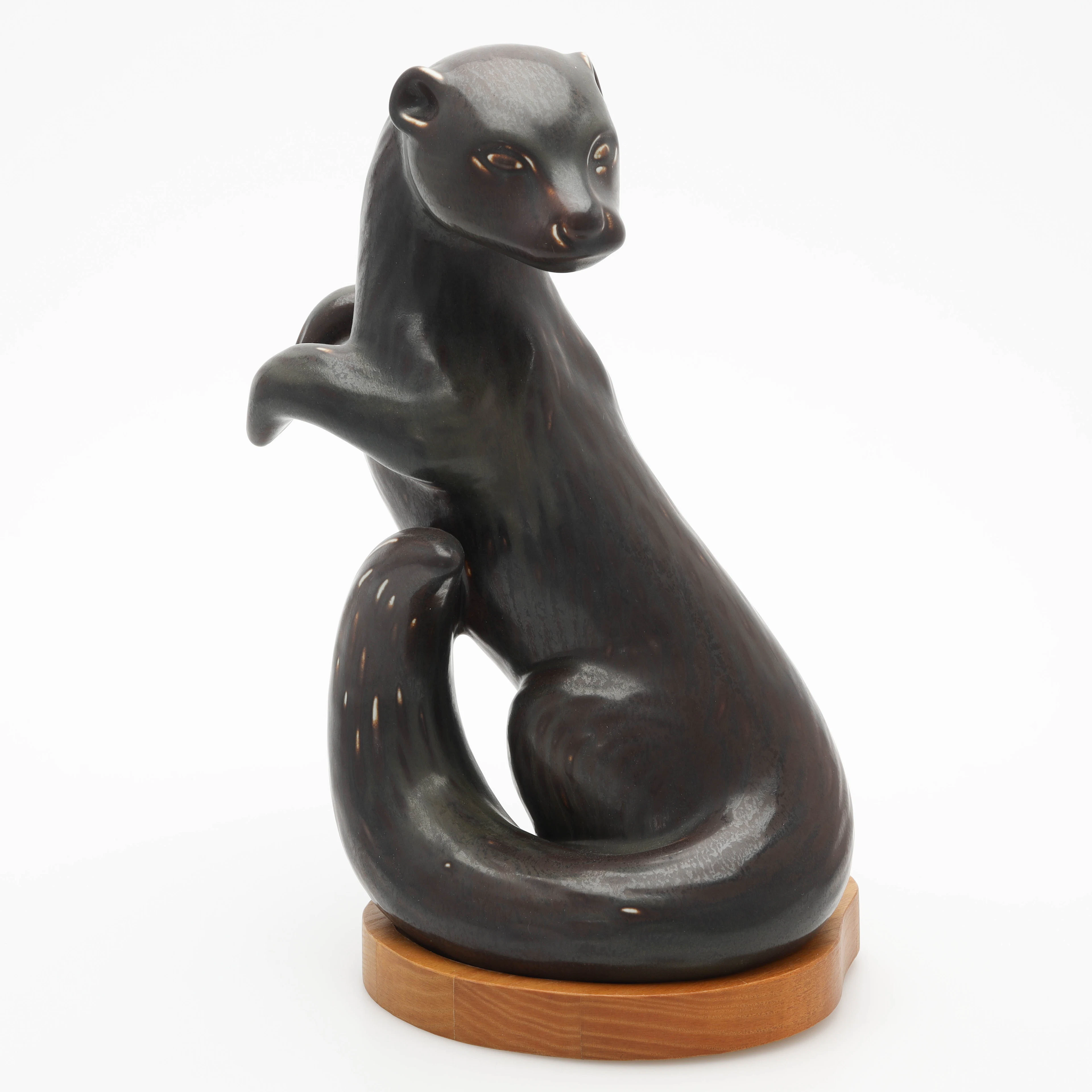 GUNNAR NYLUND. Figurin, hermelin, glaserat stengods, monogramsignerad