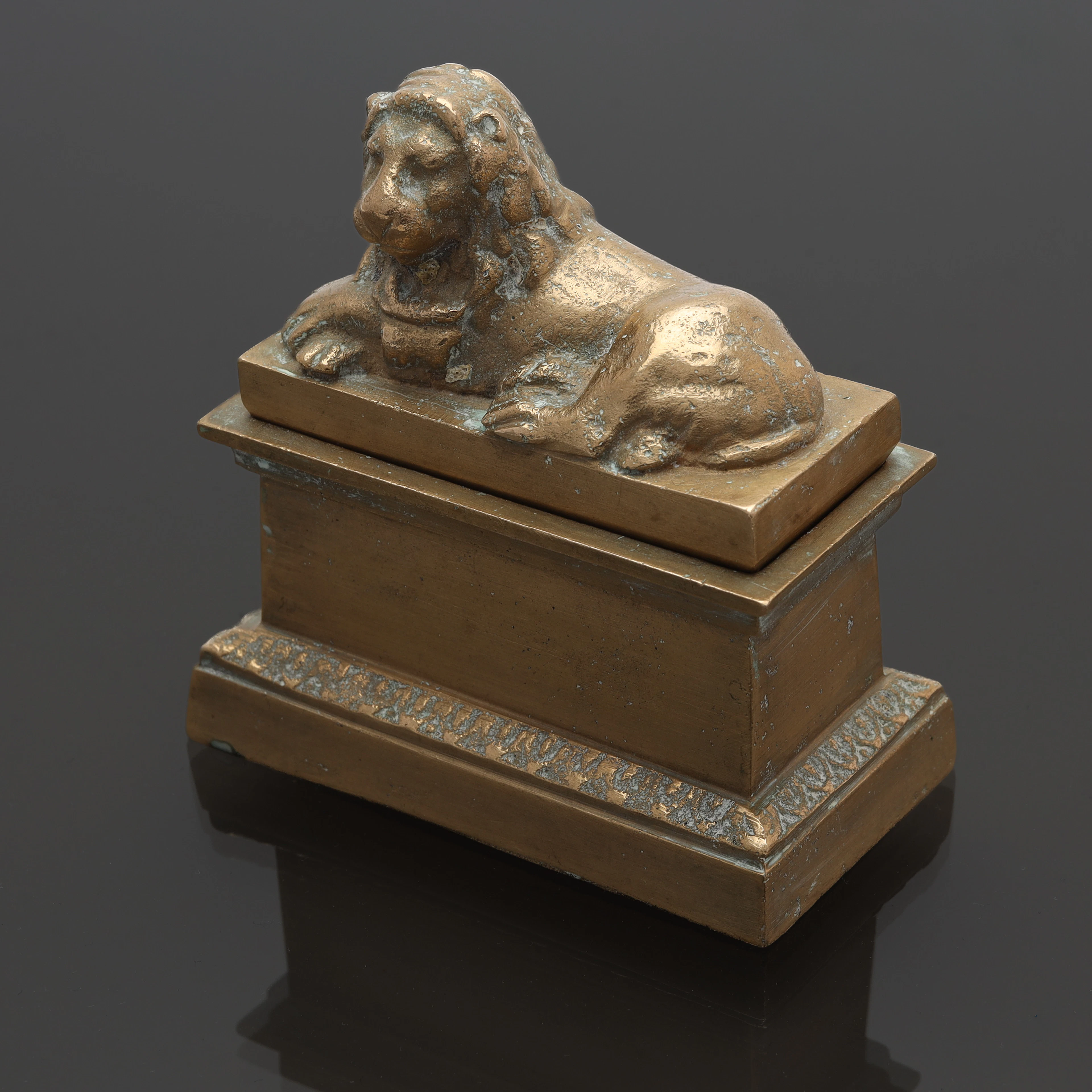 BLÄCKHORN, förgylld brons, krön med lejon, 1800-tal.