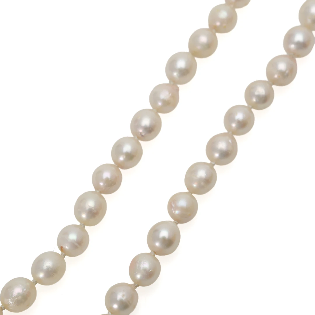 COLLIER, odlade saltvattenspärlor, lås i silver, längd 48 cm.