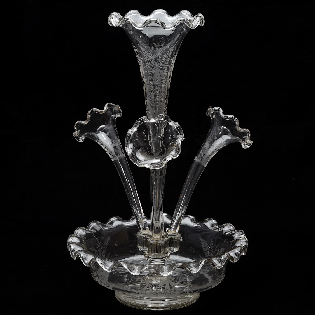 EPERGNE, glas med slipad dekor av växtlighet, höjd 46 cm, 1800/1900-tal.