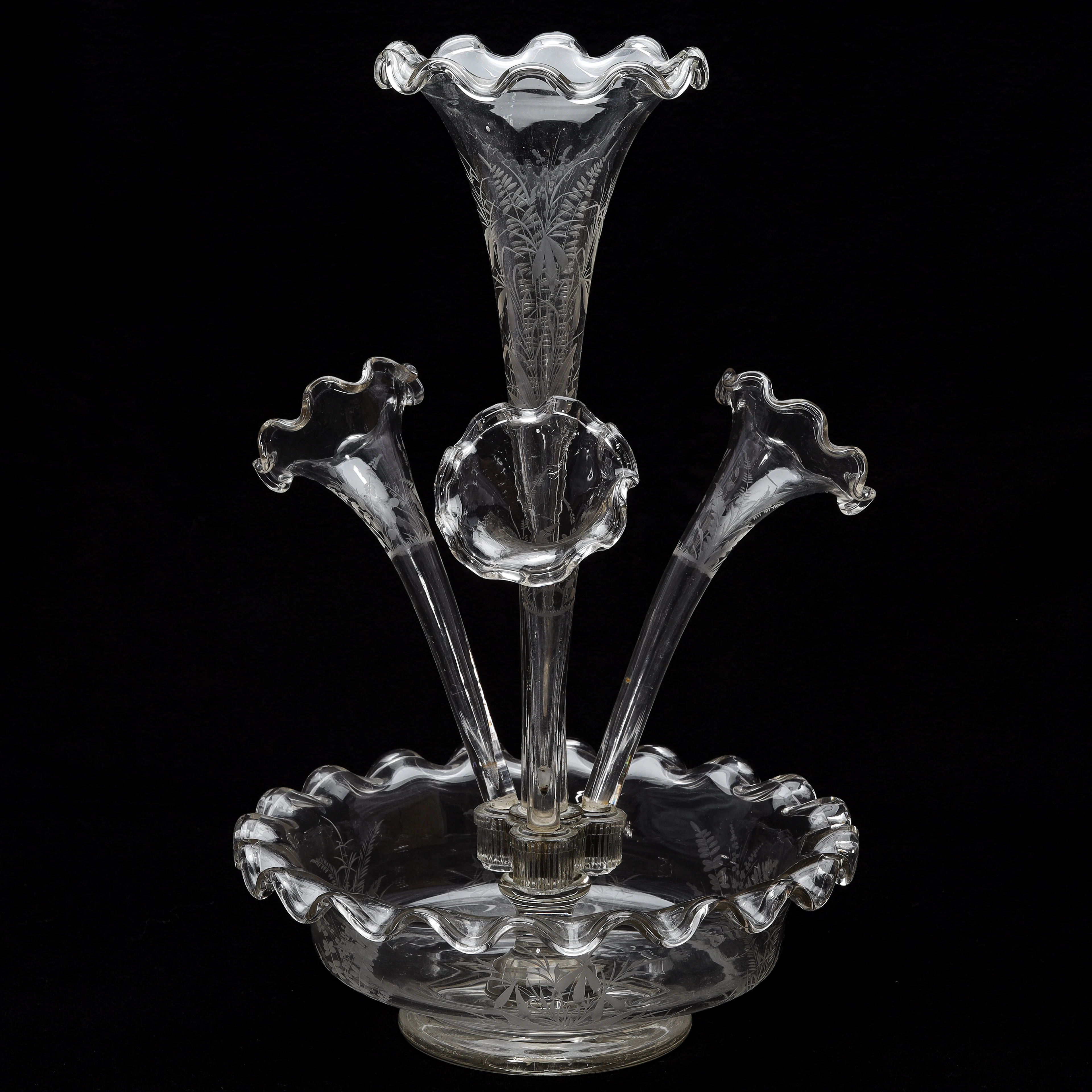 EPERGNE, glas med slipad dekor av växtlighet, höjd 46 cm, 1800/1900-tal.