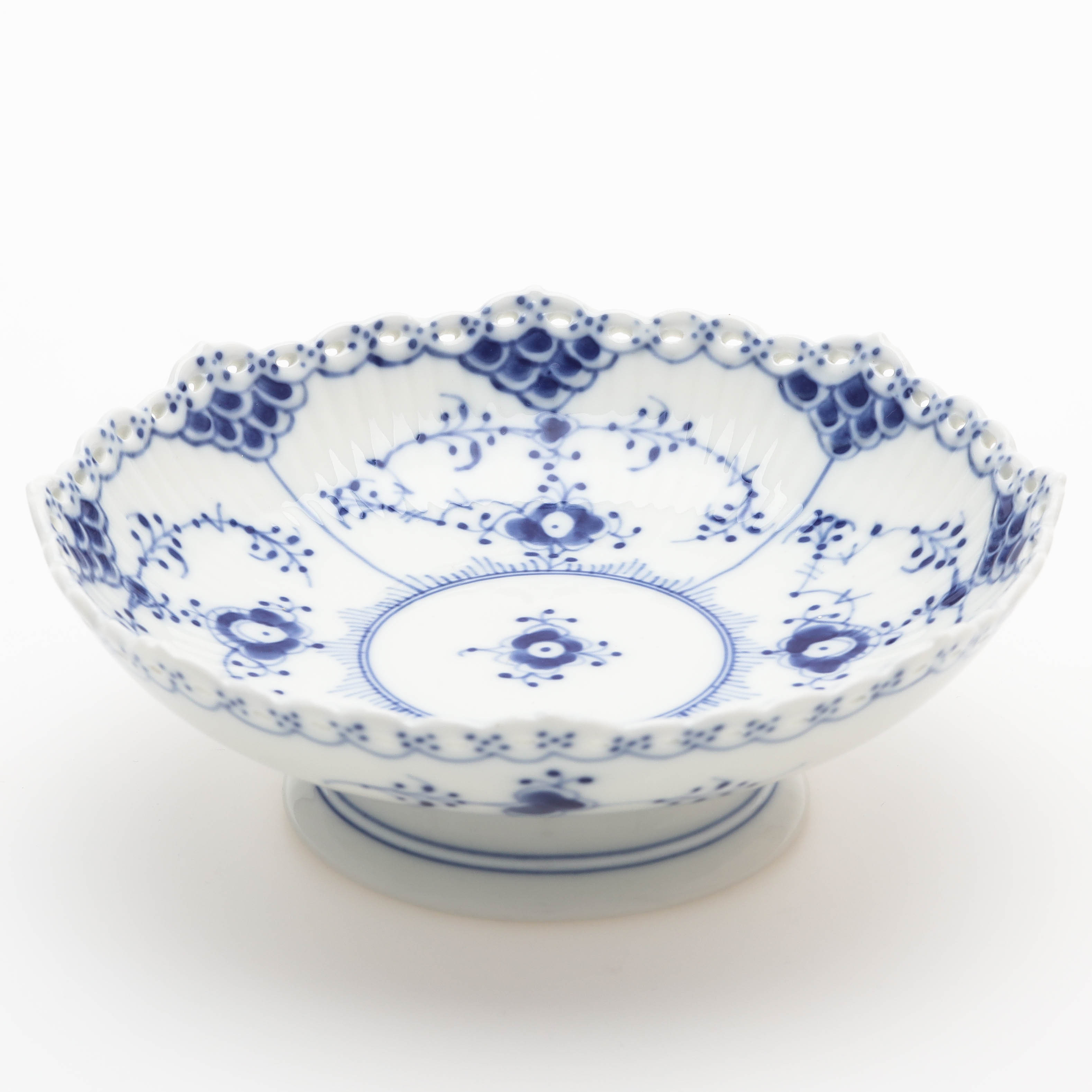 SKÅL PÅ FOT, porslin, "Musselmalet helblond", modell 1023, Royal Copenhagen