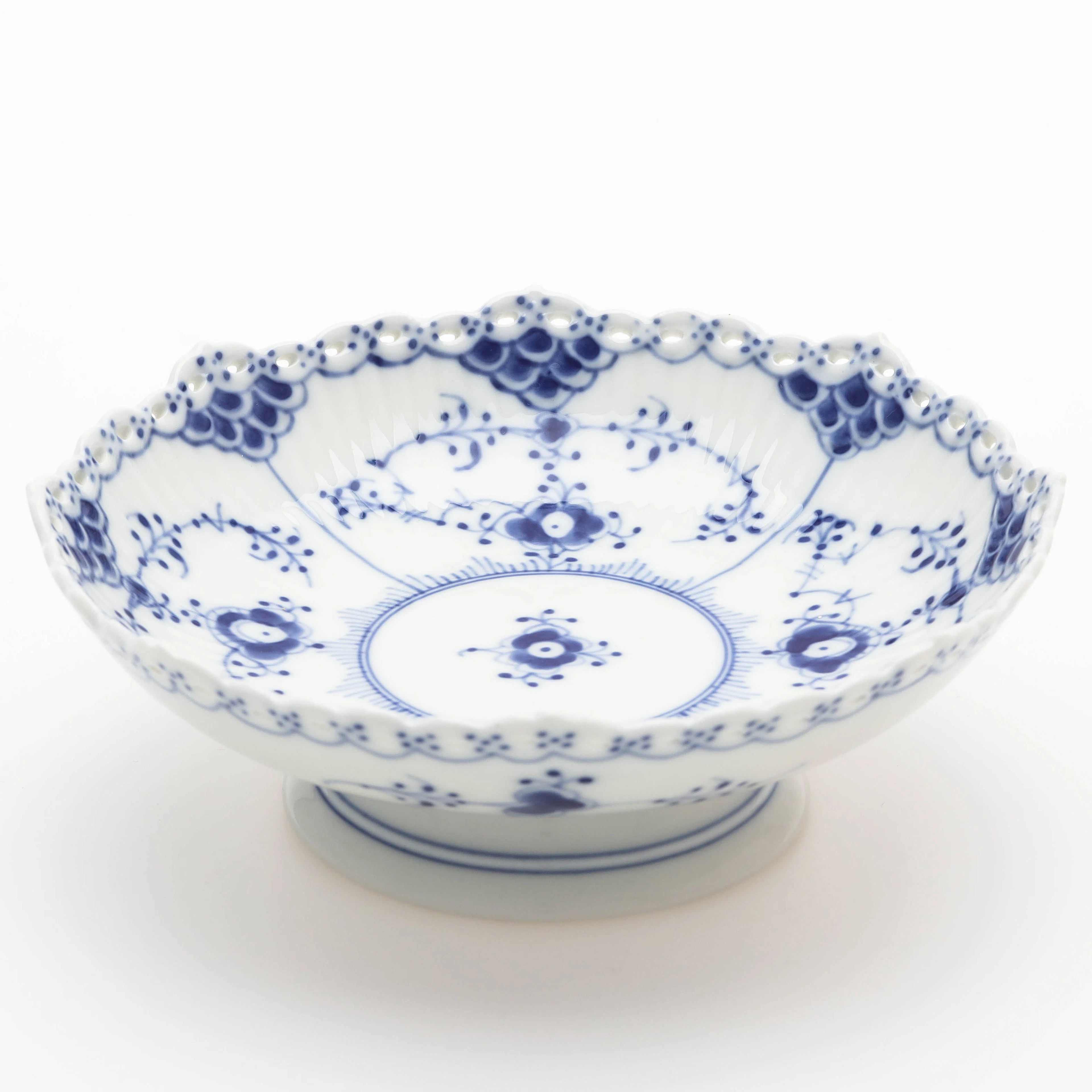 SKÅL PÅ FOT, porslin, "Musselmalet helblond", modell 1023, Royal Copenhagen