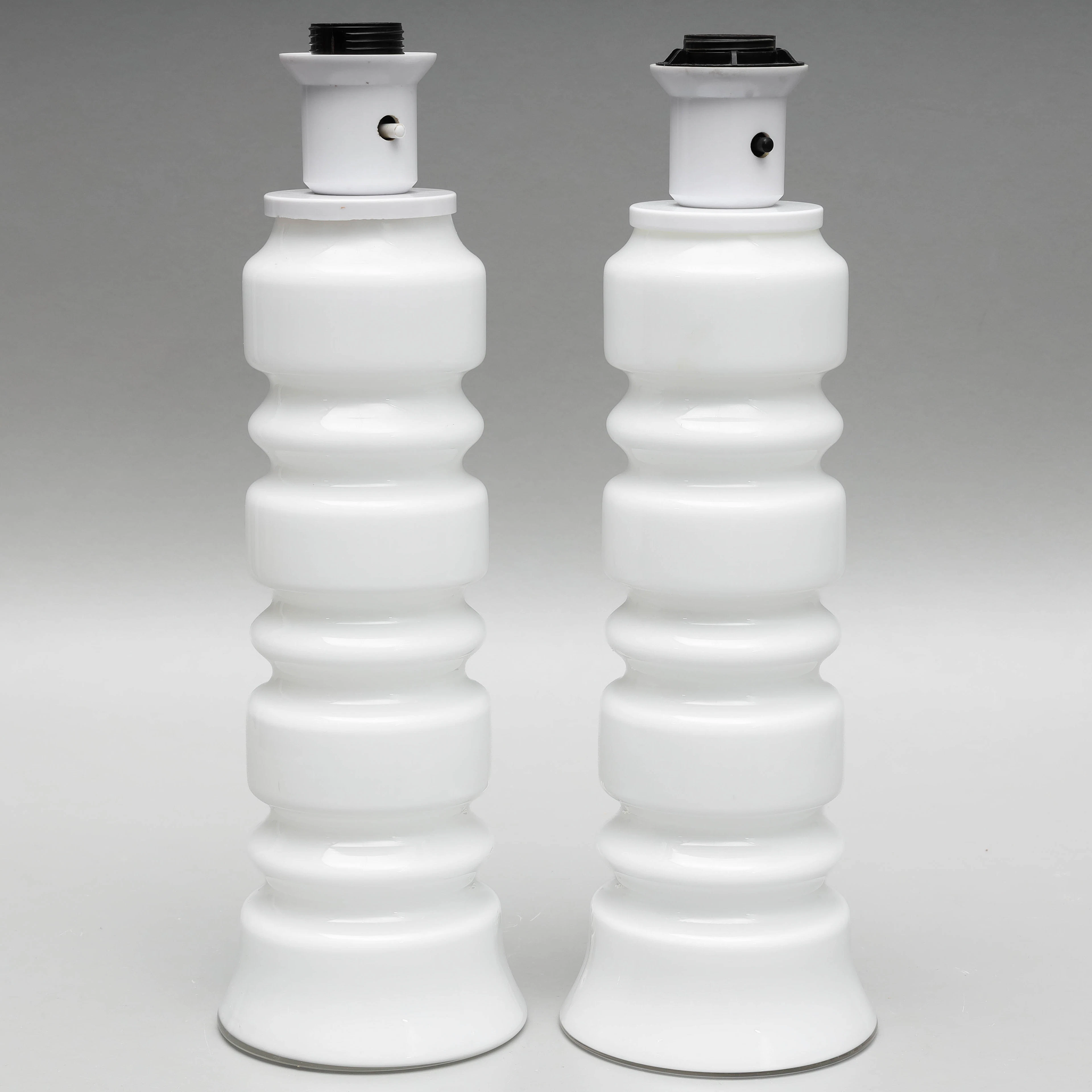 BORDSLAMPOR, ett par, glas, troligen Lindshammar glasbruk, 1960/70-tal.