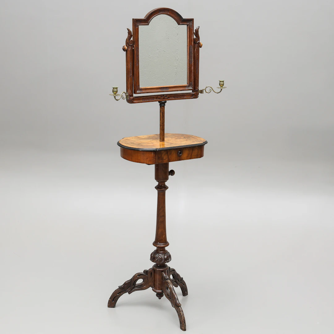 RAKSPEGEL SAMT RAKKNIVAR, fanérad i lövträ, två ljusarmar, 1800-talets