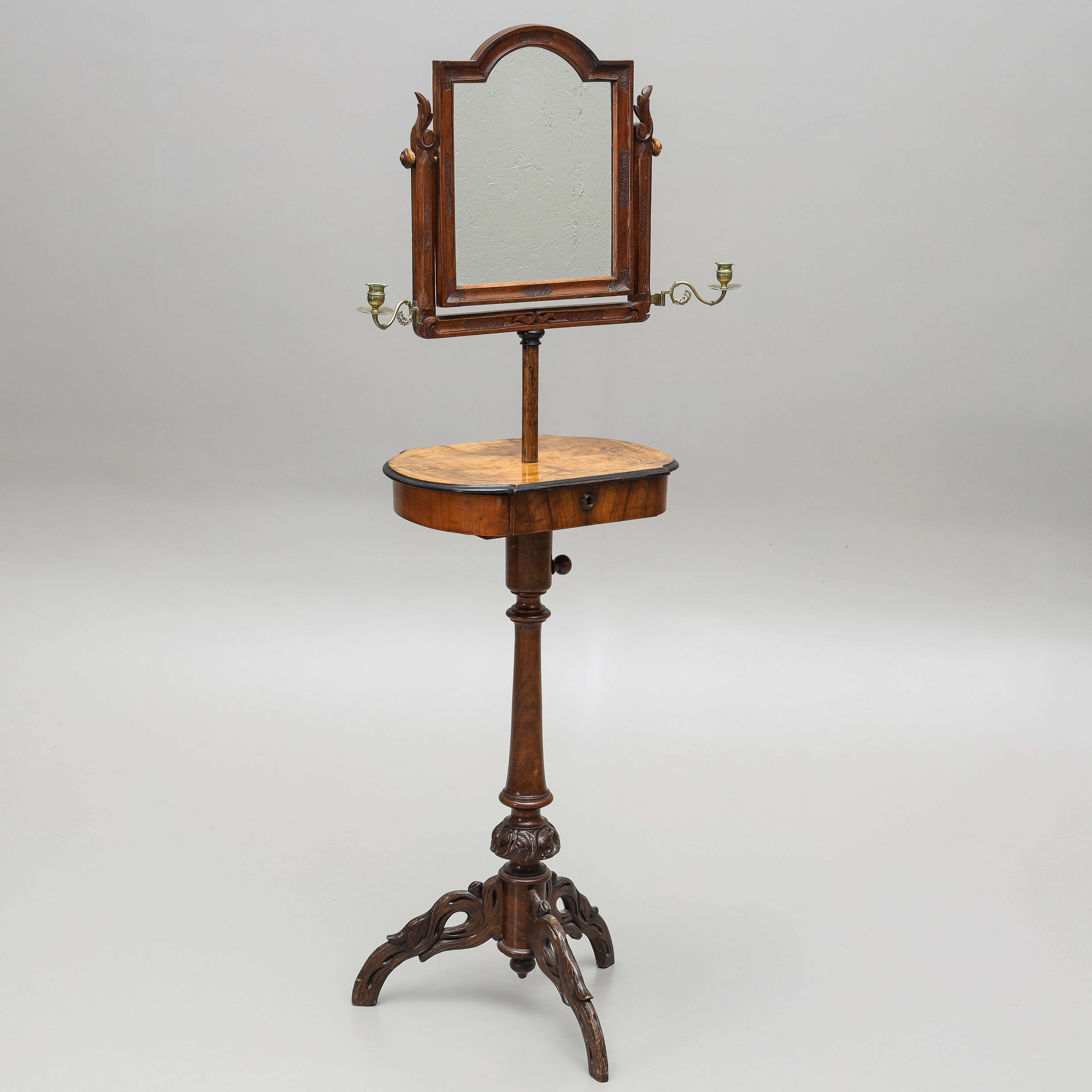 RAKSPEGEL SAMT RAKKNIVAR, fanérad i lövträ, två ljusarmar, 1800-talets