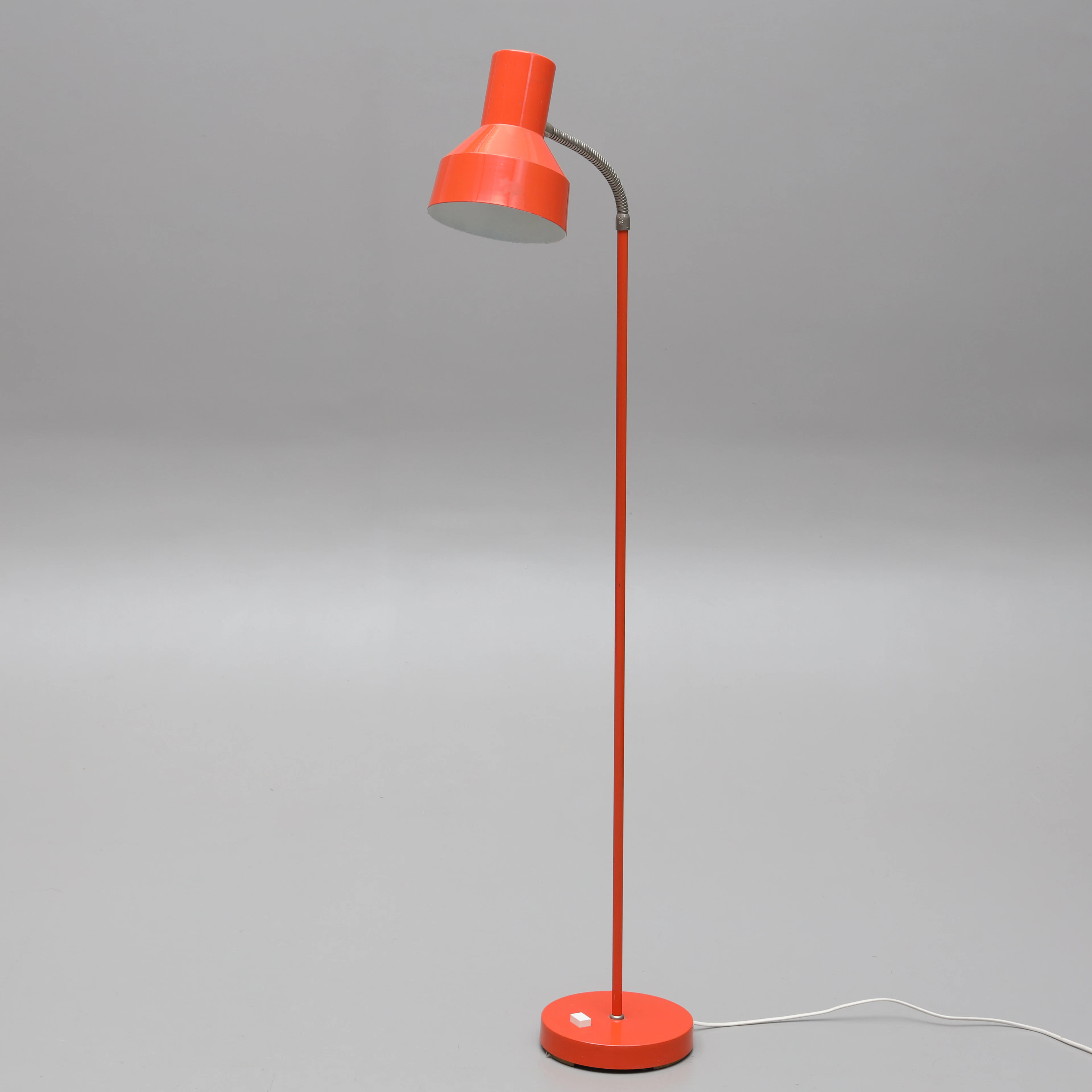 GOLVLAMPA, lackad metall, 1960/70-tal.