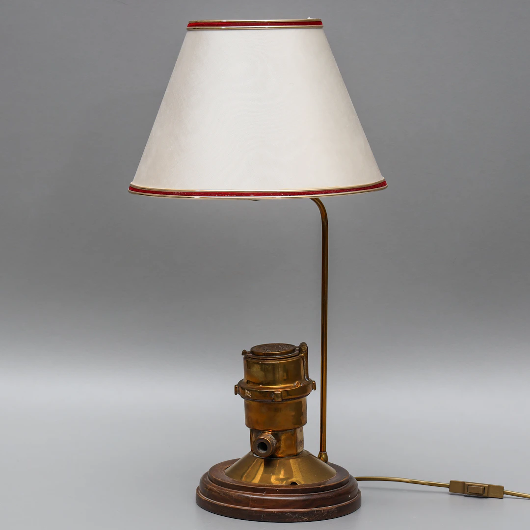 BORDSLAMPA, mässing och trä, ombyggd vattenmätare, George Kent Ltd. London.