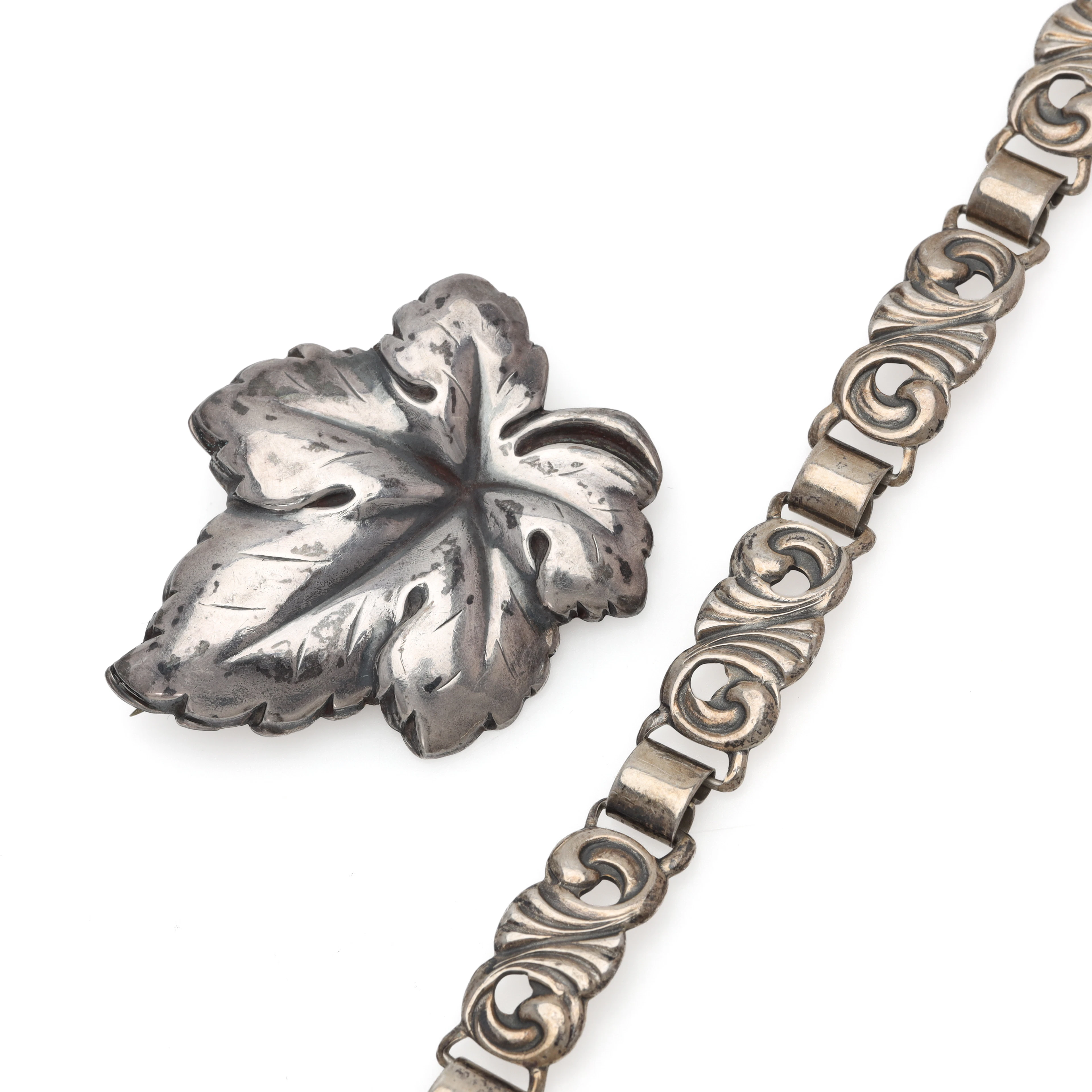 ARMBAND samt BROSCH, silver, Stockholm 1948 samt 1949.
