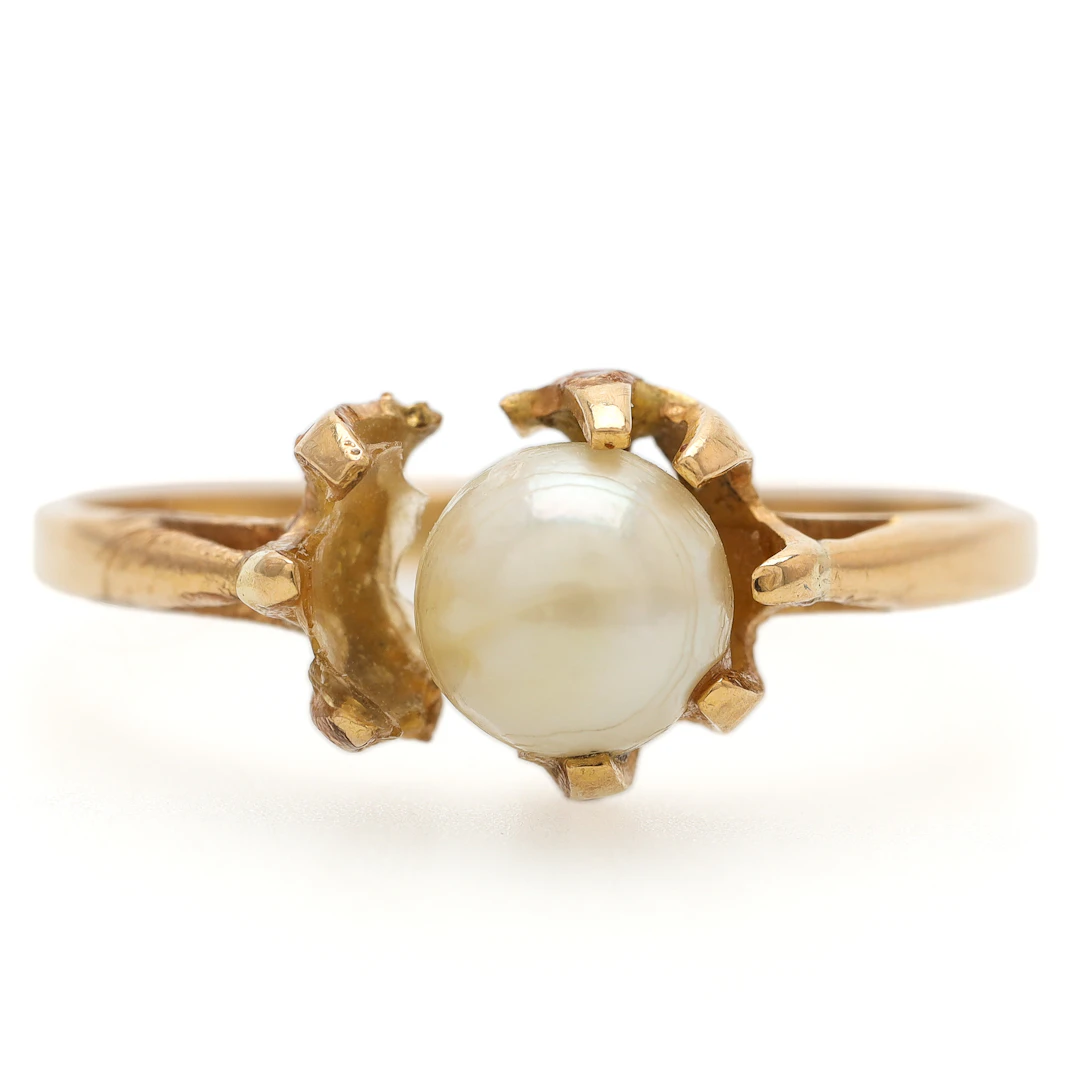 RING, 18 k guld, vikt 1,7 gram, Stockholm.