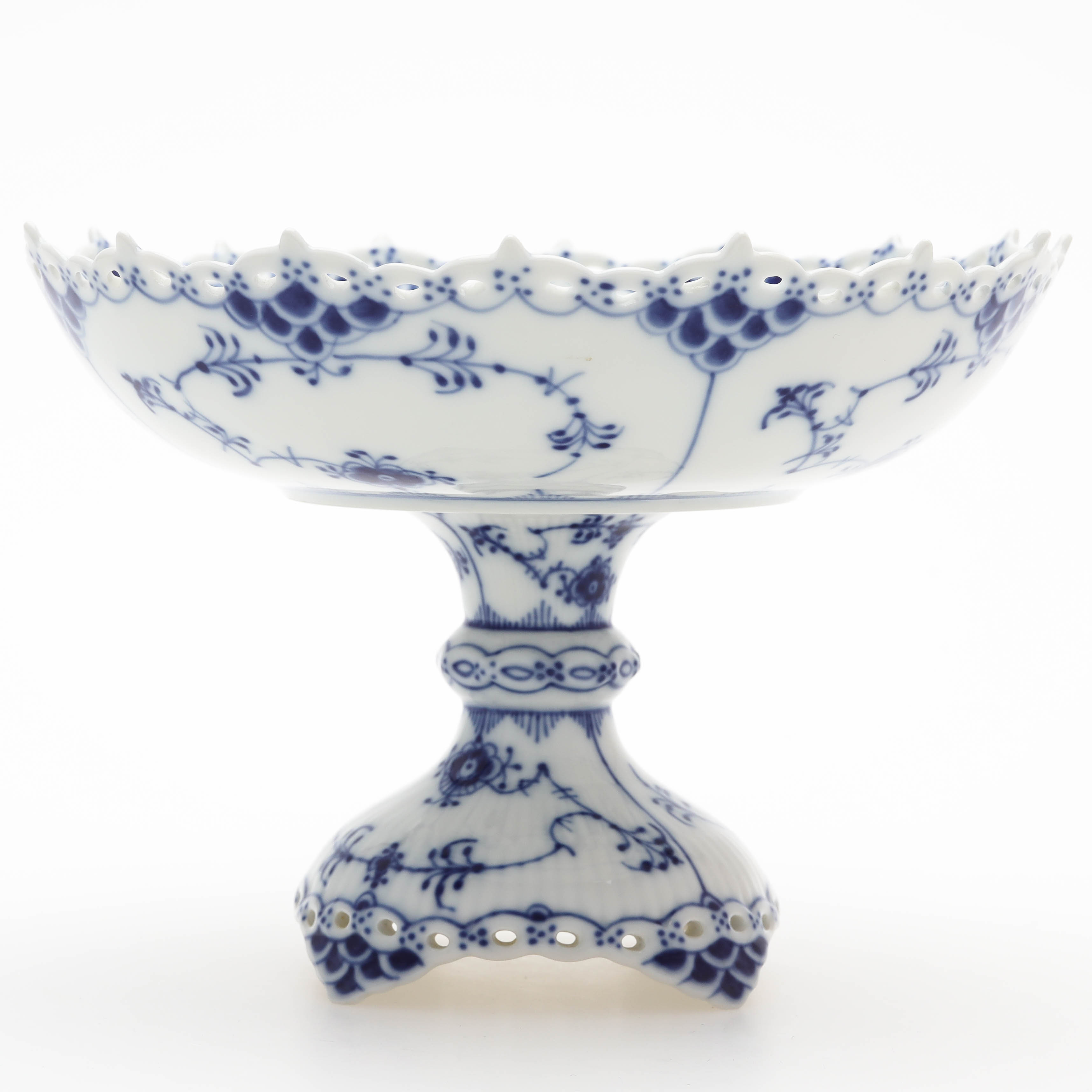 SKÅL PÅ FOT, porslin, "Musselmalet helblond", modell 1020, Royal Copenhagen