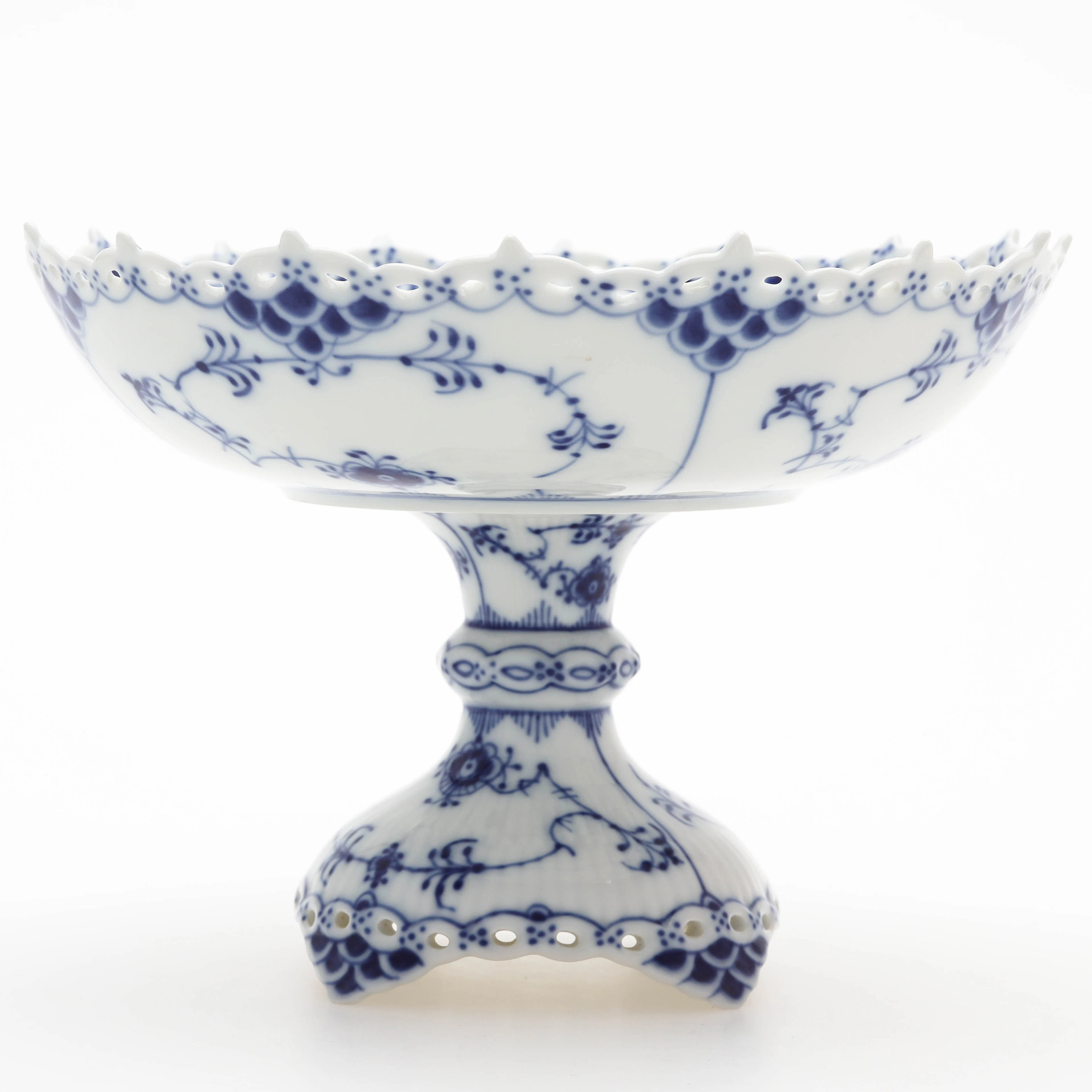 SKÅL PÅ FOT, porslin, "Musselmalet helblond", modell 1020, Royal Copenhagen