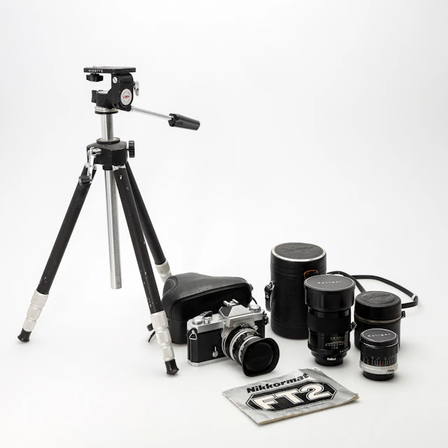 KAMERA, OBJEKTIV samt STATIV, 4 delar, Kamerahus Nikkormat Nikon FT2
