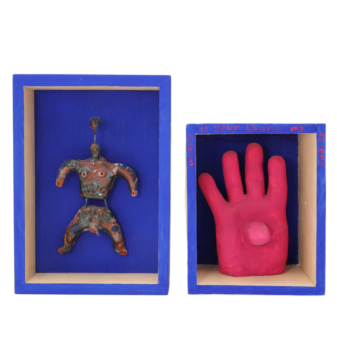 VÄGGKONST, 2 st, skulputrer i keramik, "Where is your thumb my friend"