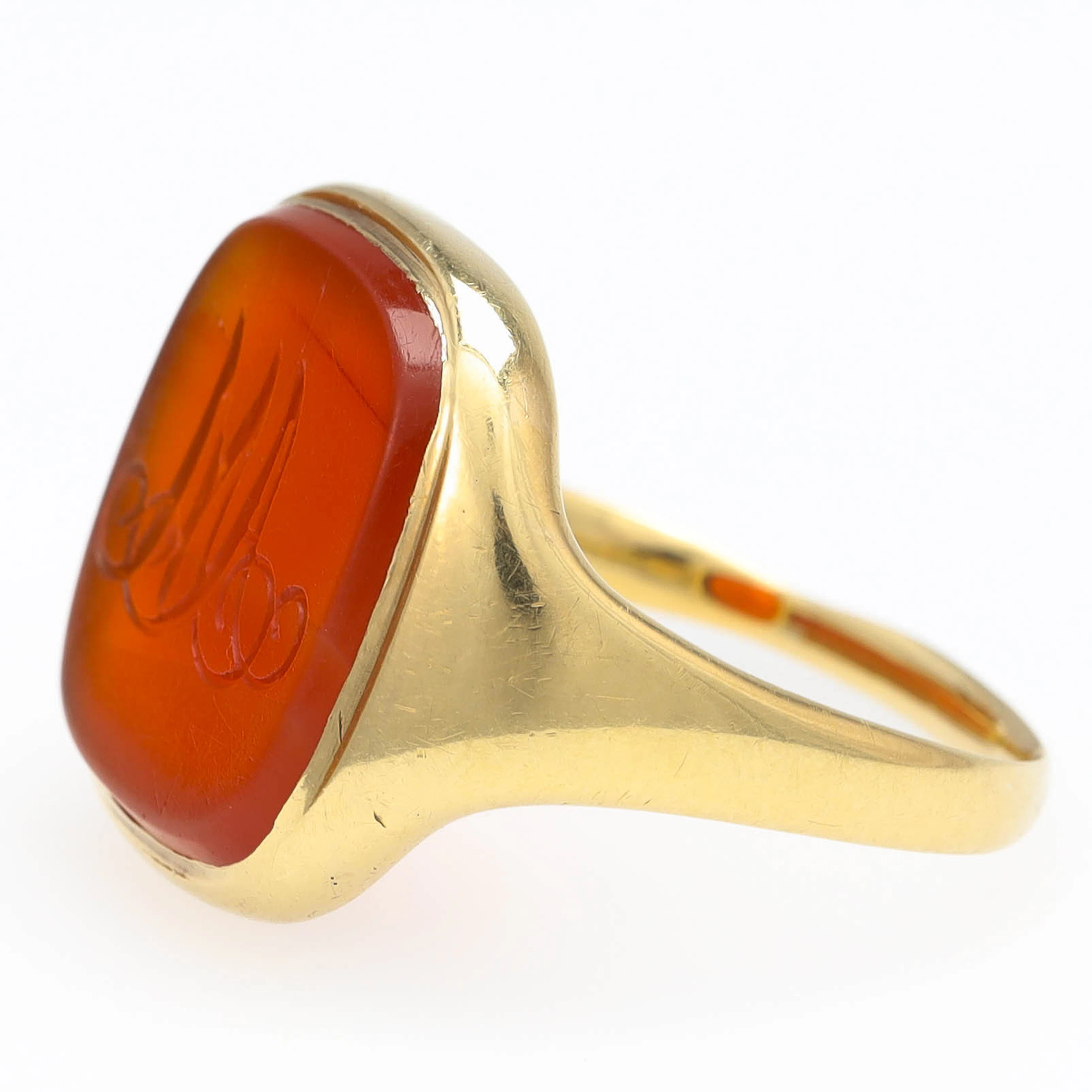 RING, 14k guld, planslipad karneol, graverad med initialer.