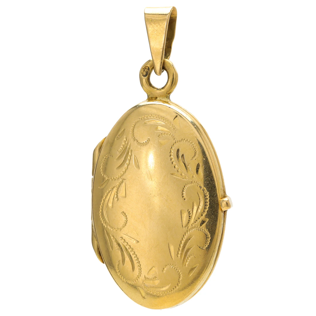 MEDALJONG, 18 k guld, graverad dekor, Italien.