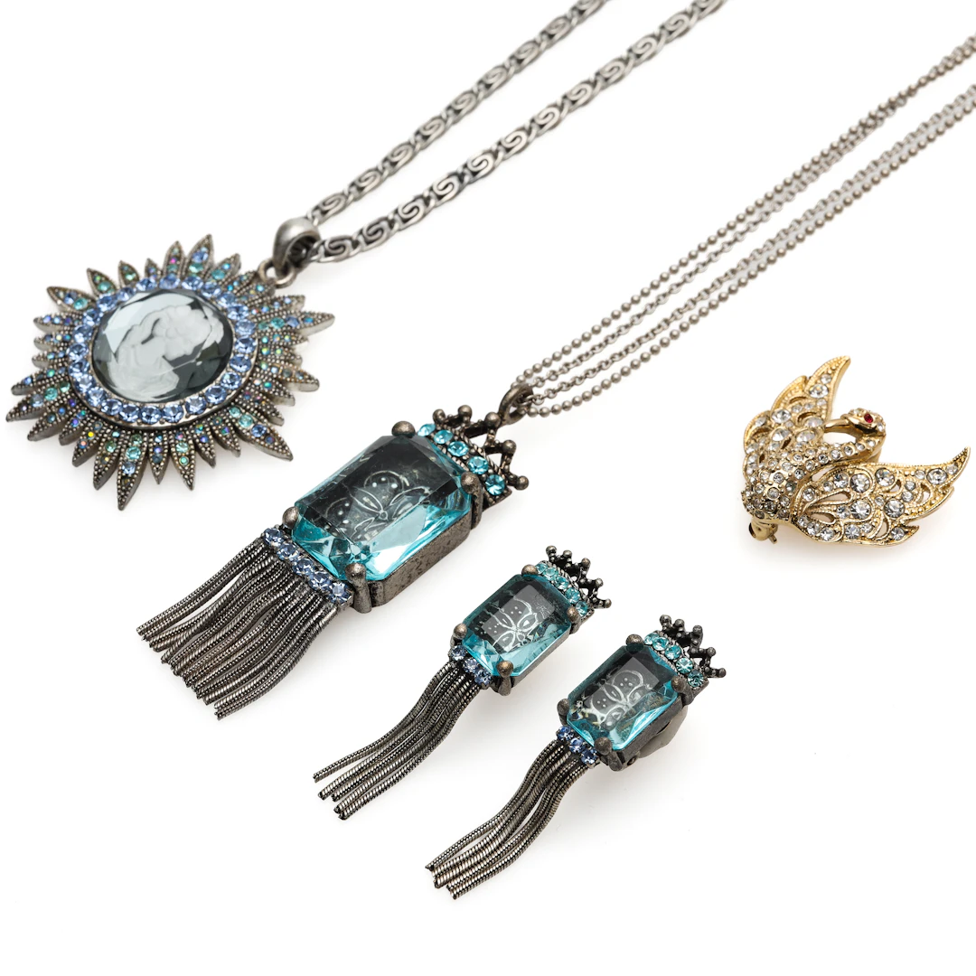 SAMLING SMYCKEN, 4 delar, collier, örhängen samt brosch, 2000-tal.