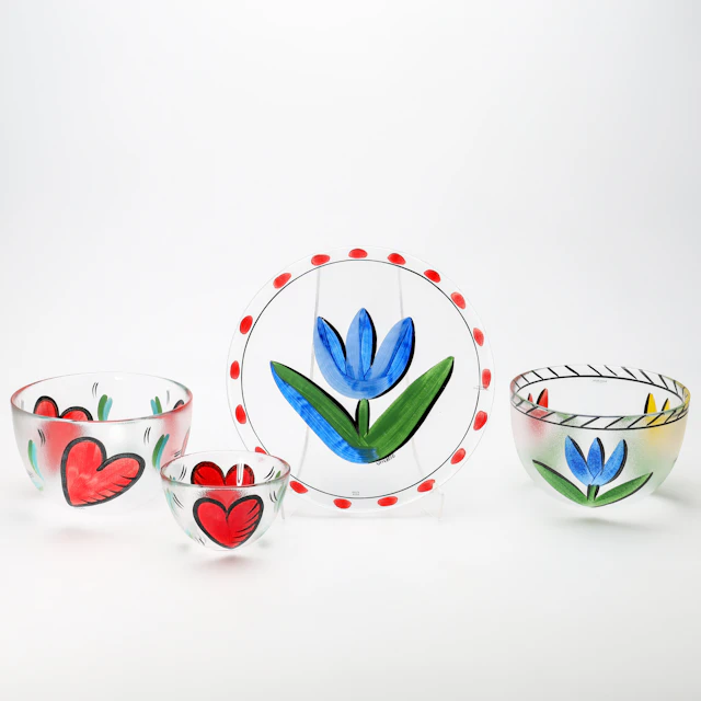 ULRICA HYDMAN-VALLIEN. Fat samt skålar, 4 delar, "Tulipa" samt "Hearts"