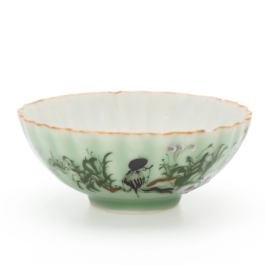 SKÅL, porslin, celadon, dekor av qilin och växtlighet, Japan, tidigt 1900-tal.