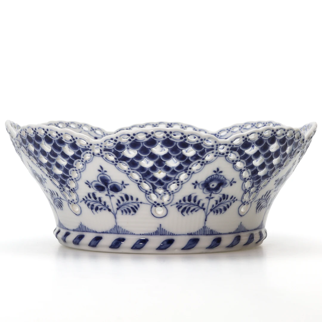 SKÅL, porslin, "Musselmalet helblond", modell 1061, Royal Copenhagen, Danmark.
