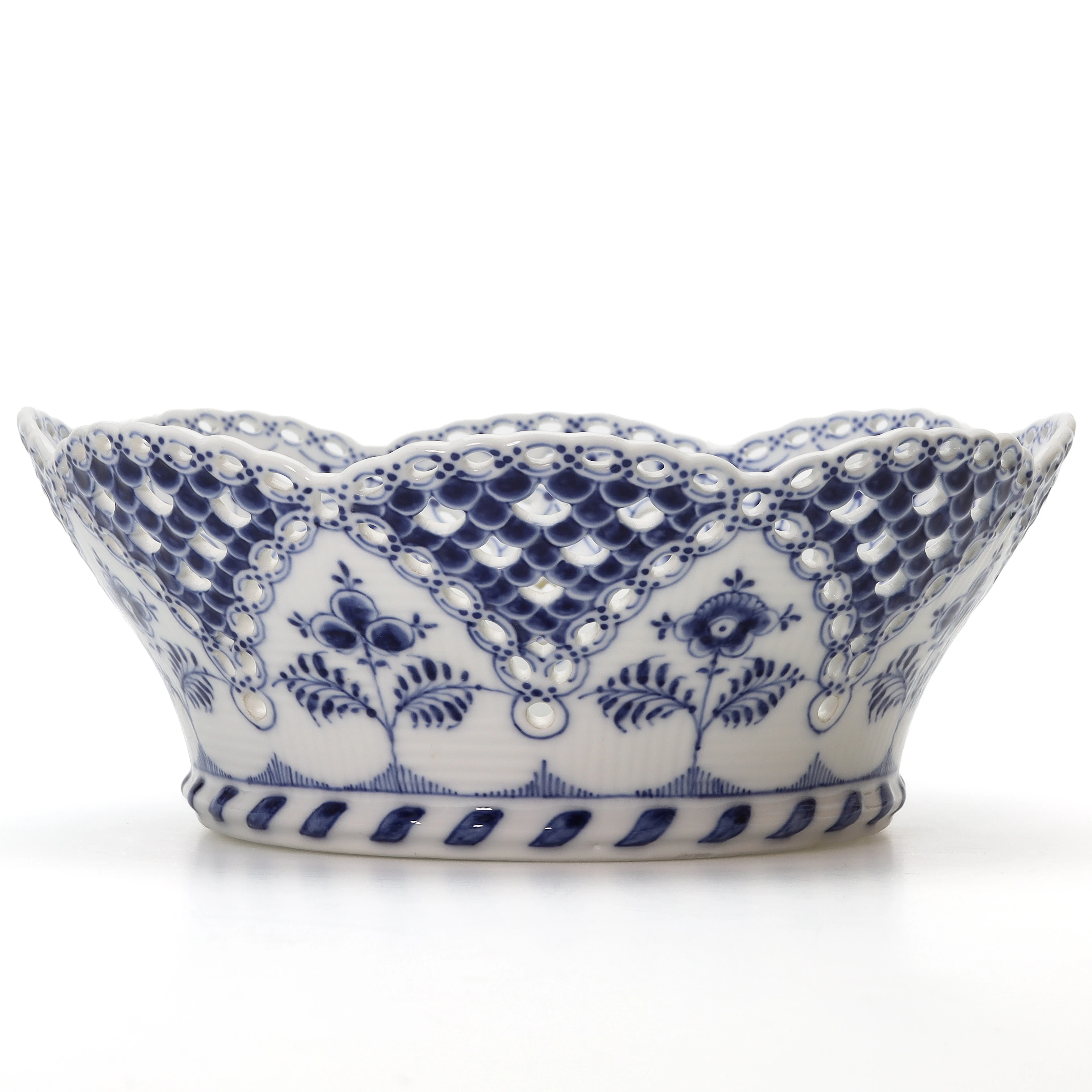 SKÅL, porslin, "Musselmalet helblond", modell 1061, Royal Copenhagen, Danmark.