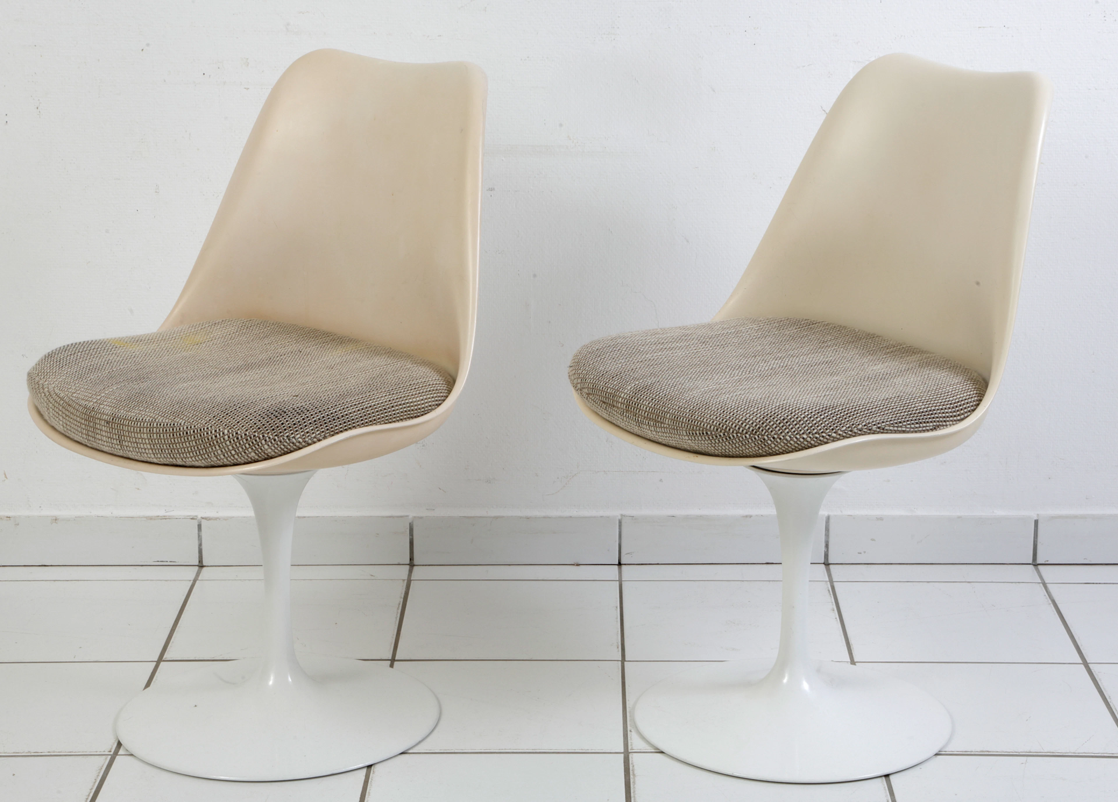 2 weiße Tulip Stühle, Knoll International.