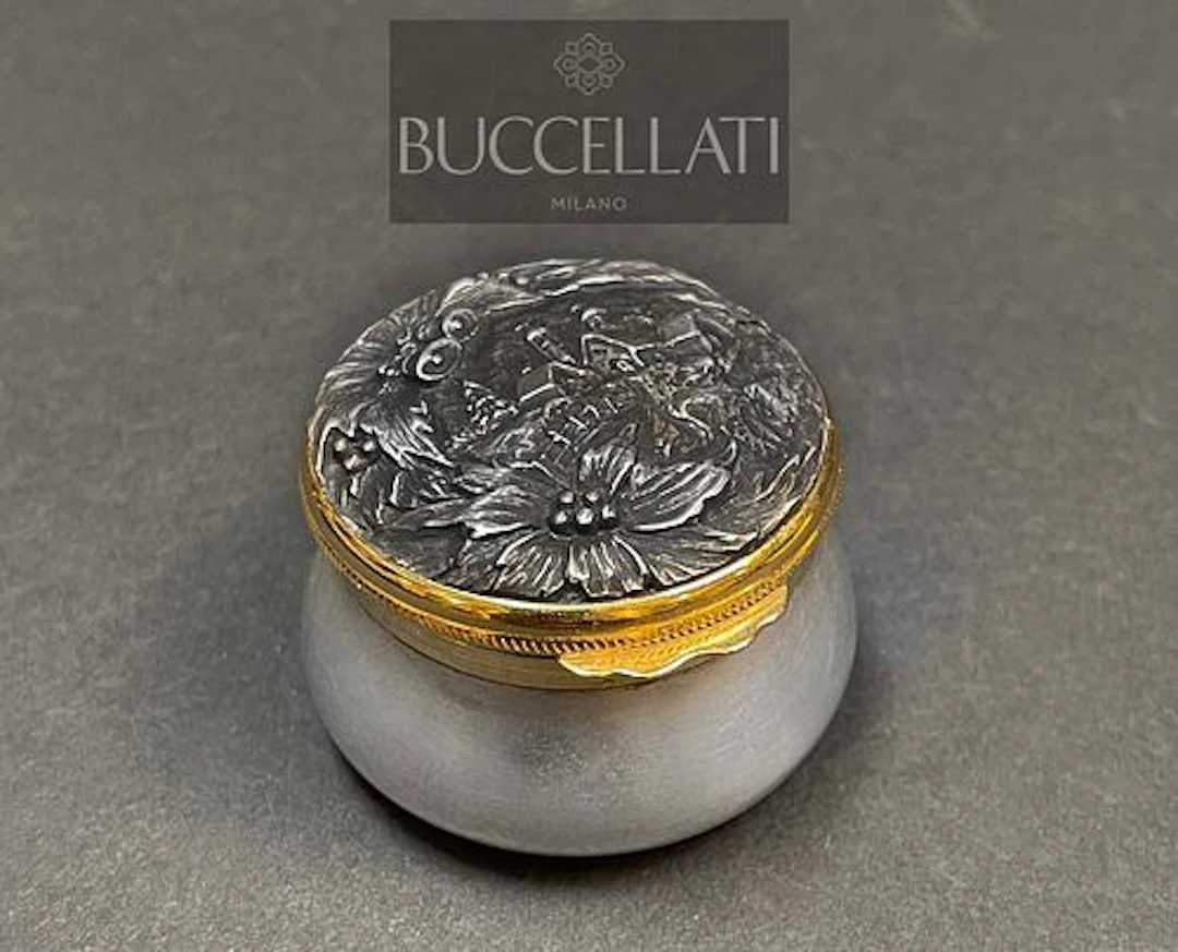 A BUCCELLATI STERLING SILVER CHRISTMAS THEME PILL BOX, HALLMARKED