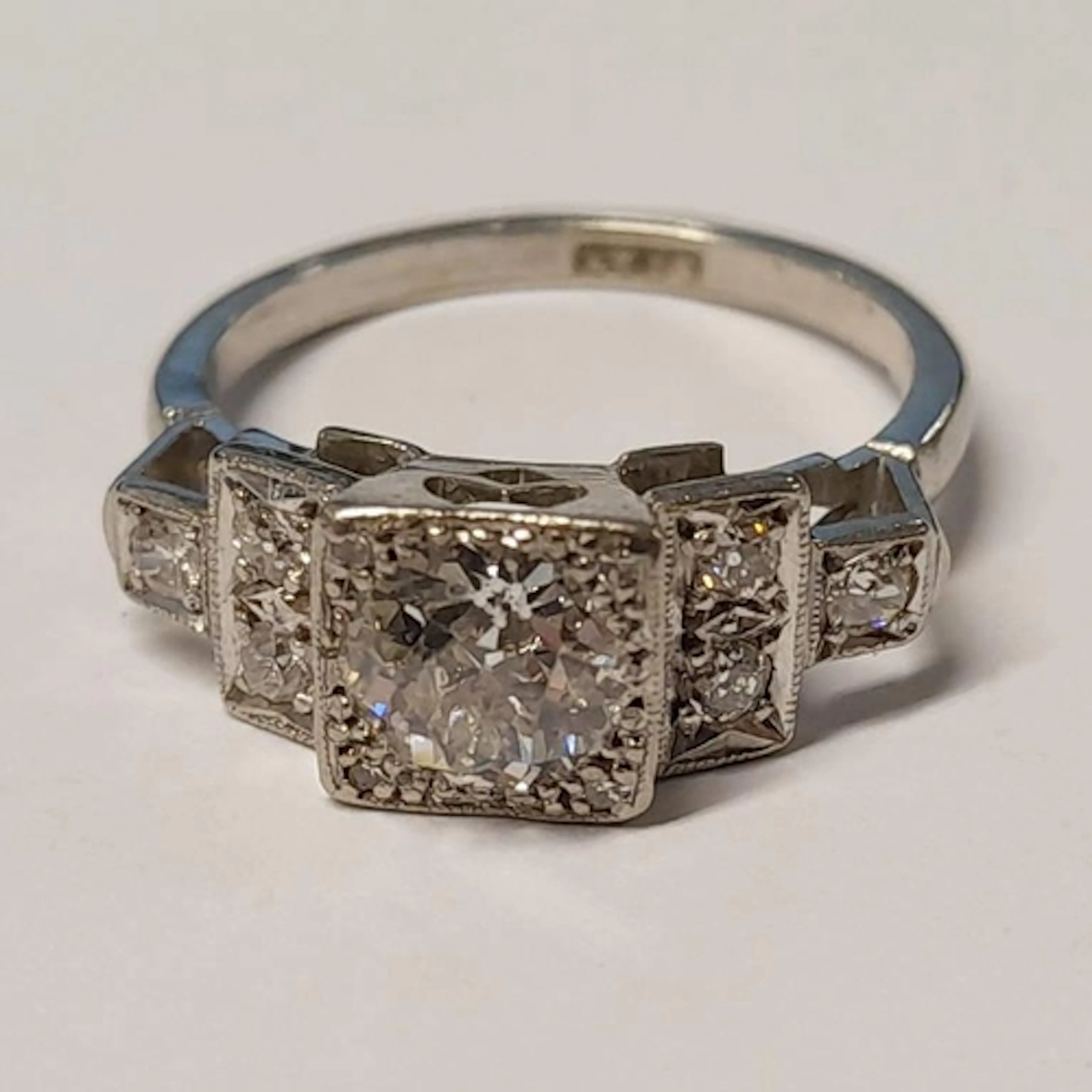 ART DECO, PLATINUM DIAMOND SET RING, THE OLD BRILLIANT CUT ...