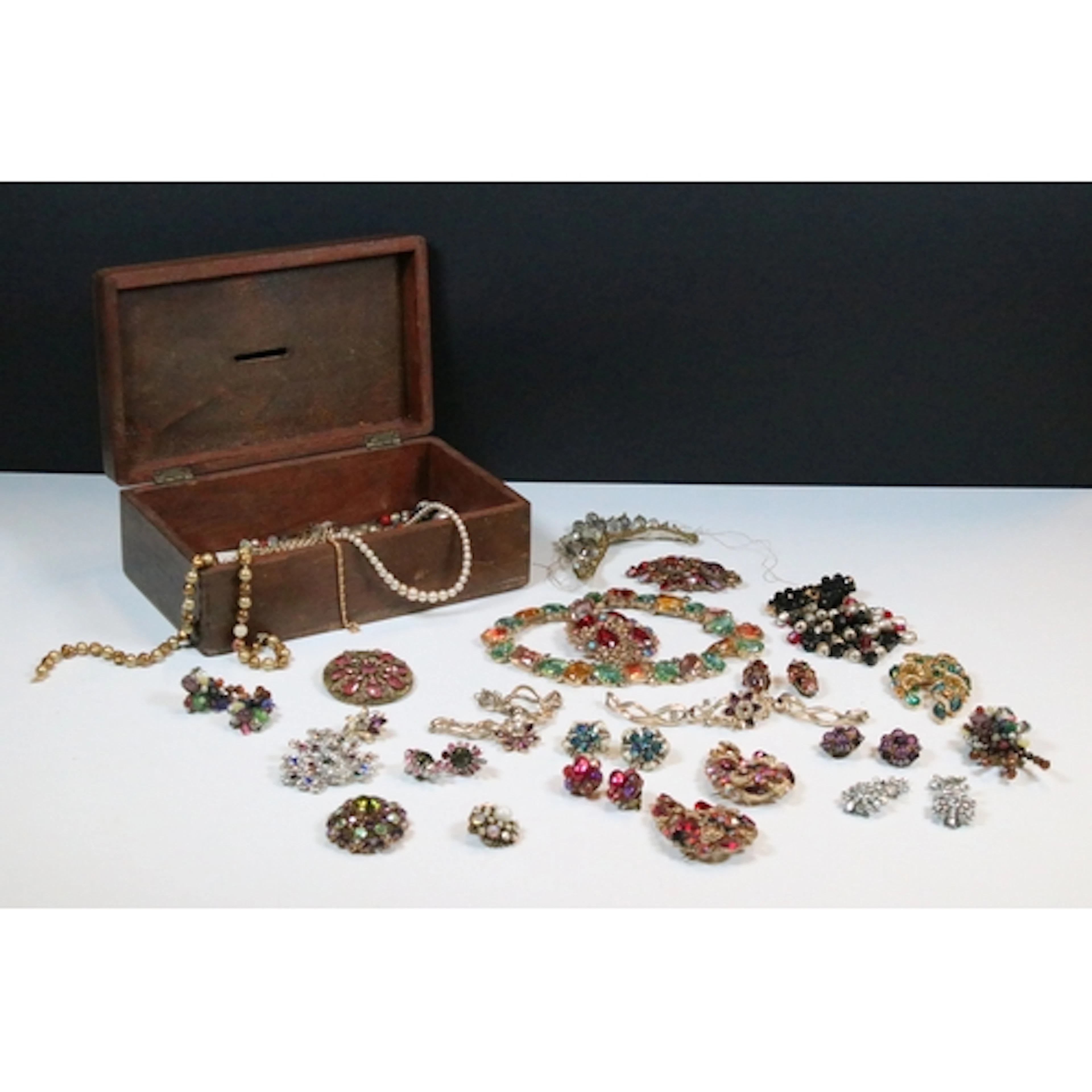 Collection of vintage costume jewellery to include brooches ...