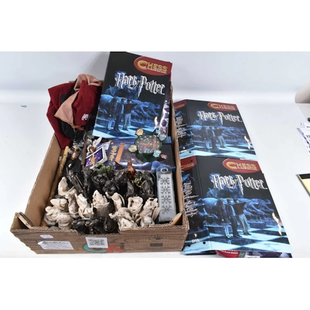 A COLLECTION OF HARRY POTTER ITEMS INCLUDING A FULL SET OF D...