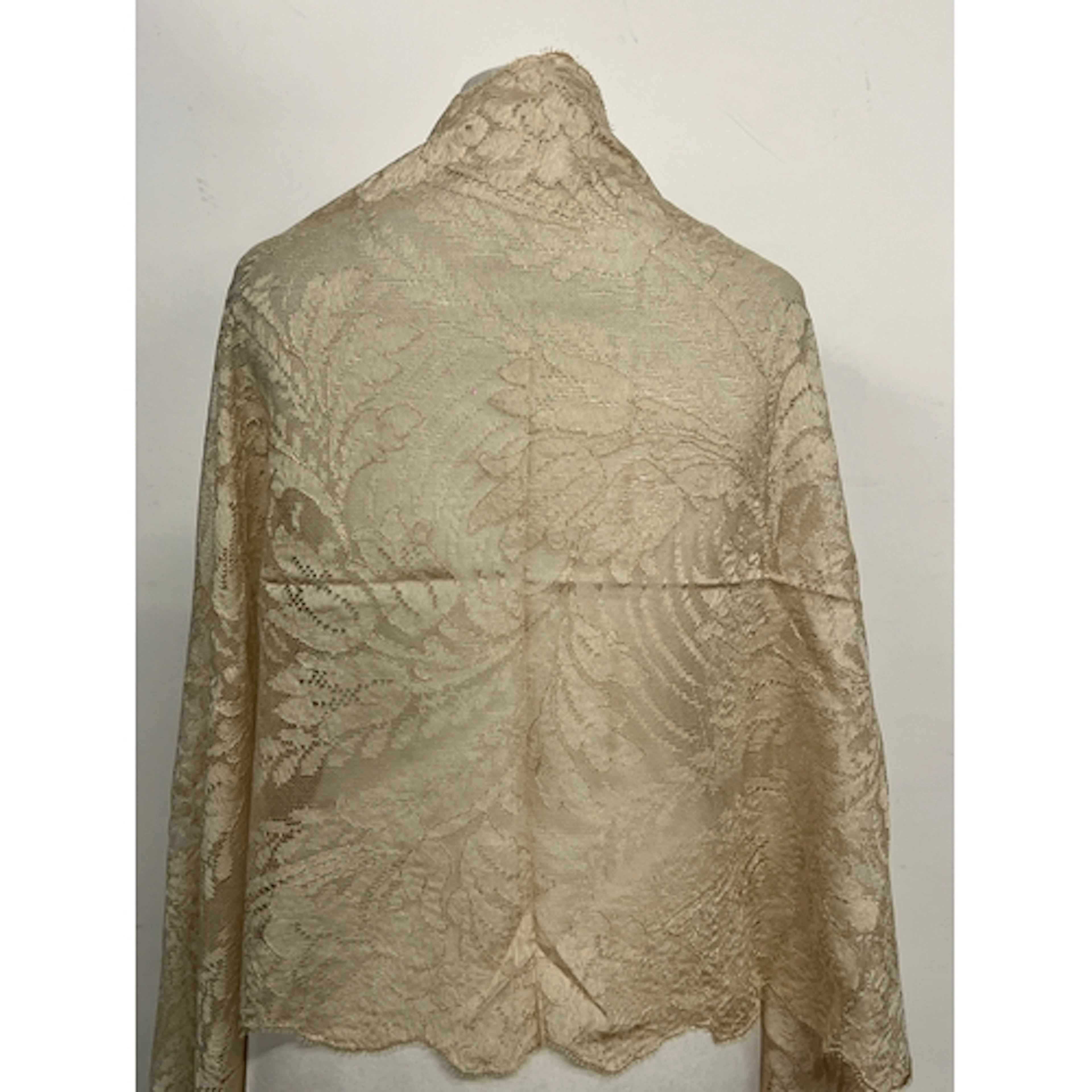 An antique lace shawl with tulip detail, 240cmL