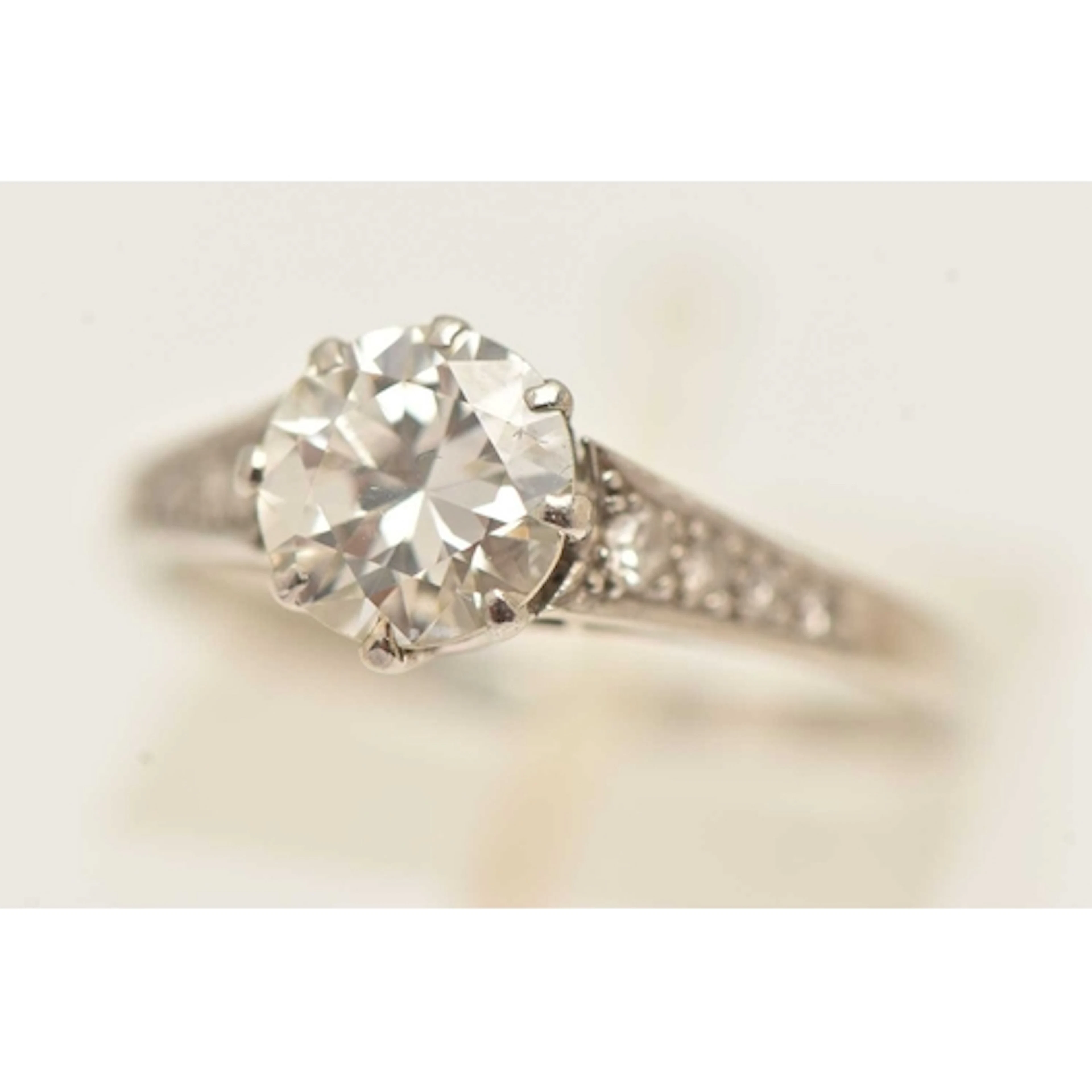 A SINGLE STONE DIAMOND RING, a round brilliant cut diamond, ...