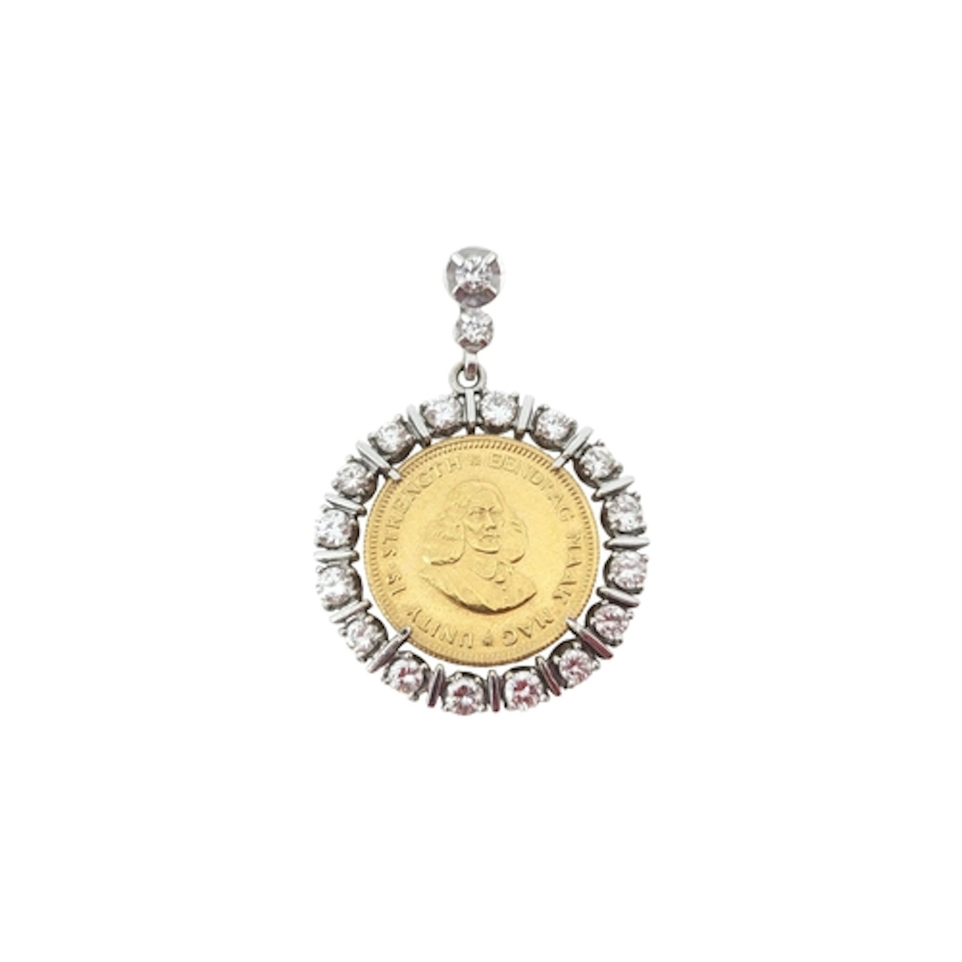 A 1 RAND SOUTH AFRICAN GOLD COIN, 4 g, to a diamond and whit...