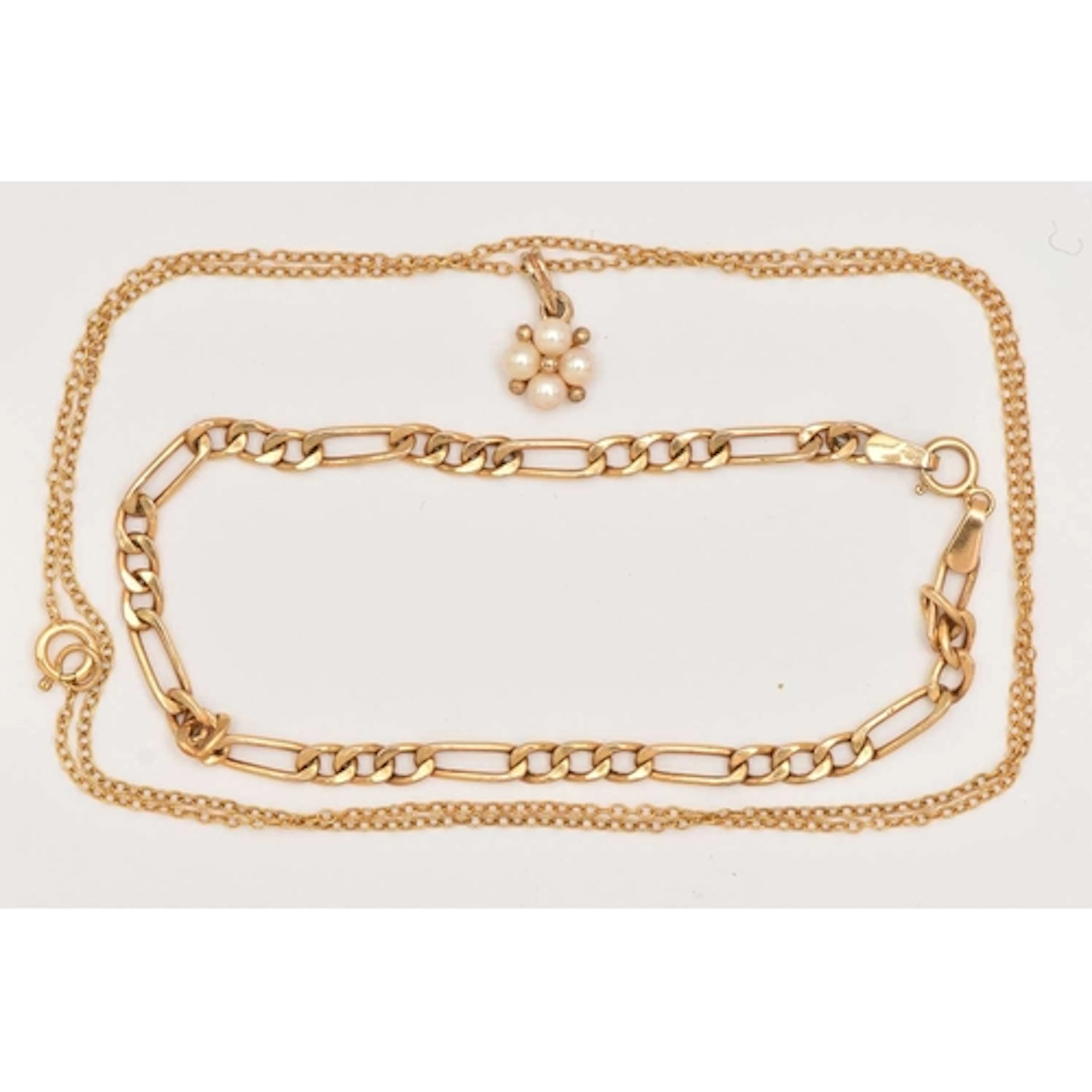 A 9CT YELLOW GOLD NECKLACE AND BRACELET, a floral pearl and ...