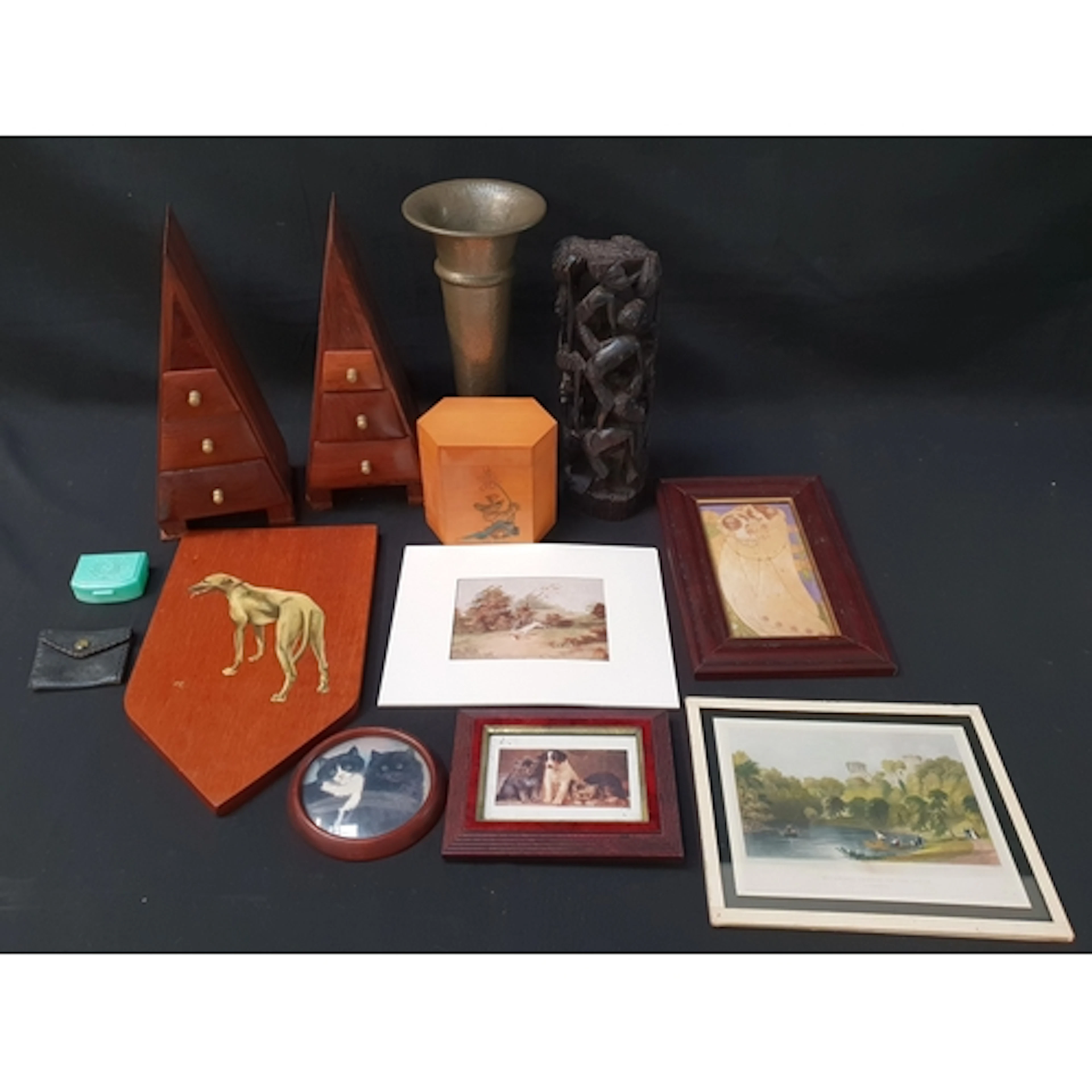 SELECTION OF DECORATIVE ART AND COLLECTABLES comprising a p...