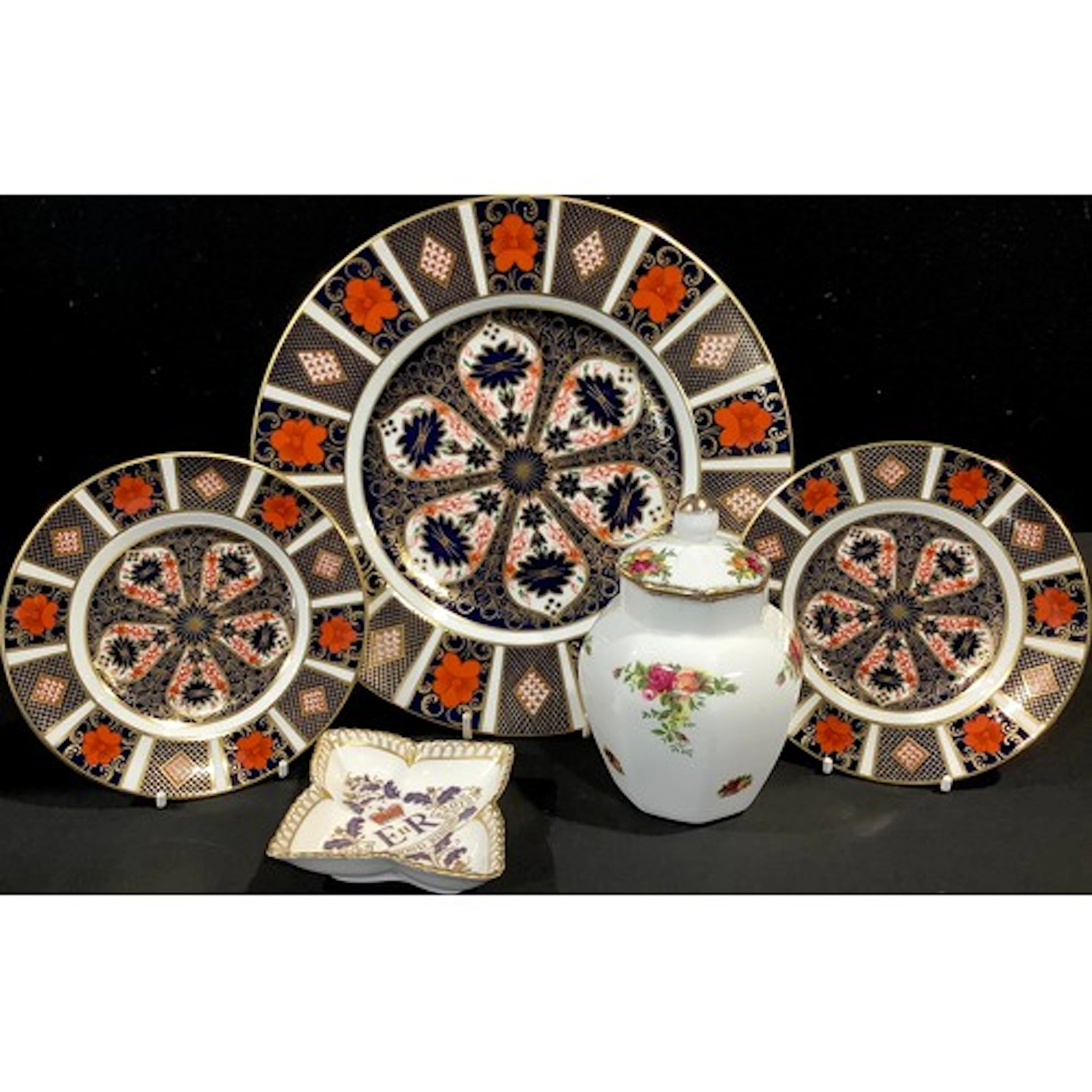 A Royal Crown Derby 1128 Imari pattern dinner plate, 26.5cm ...