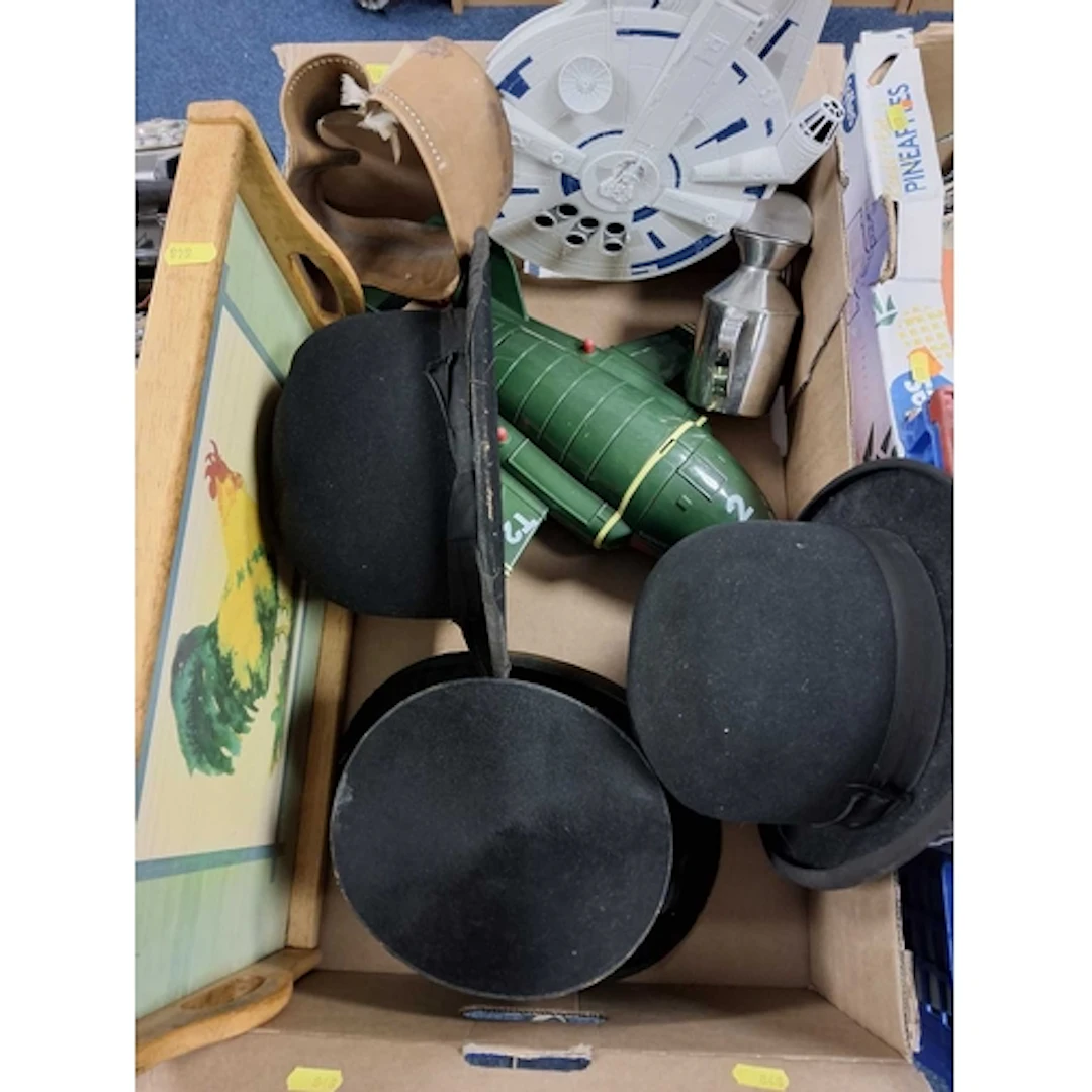 A BOX OF MISCELLANEOUS HOUSEHOLD ITEMS to include a small to...