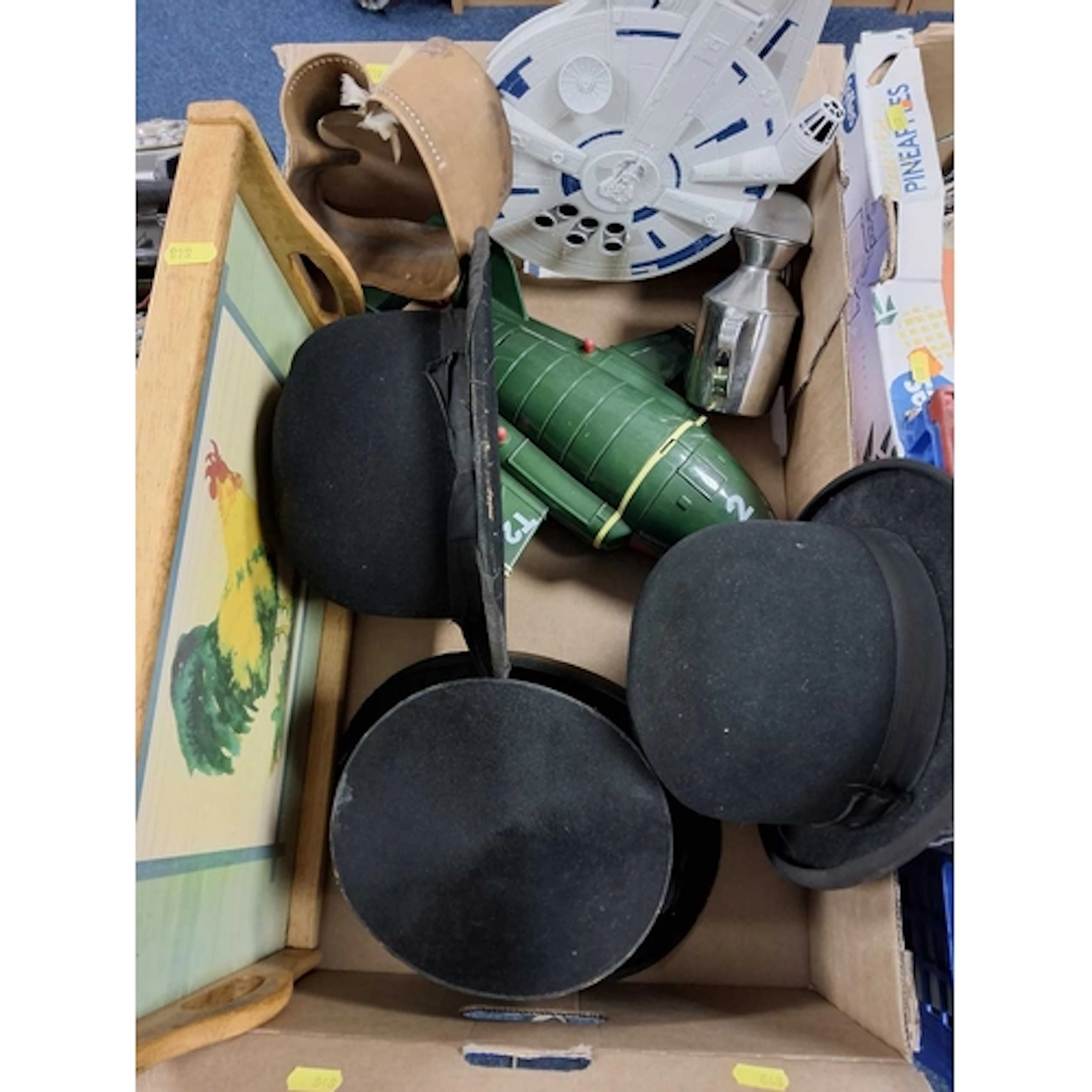 A BOX OF MISCELLANEOUS HOUSEHOLD ITEMS to include a small to...