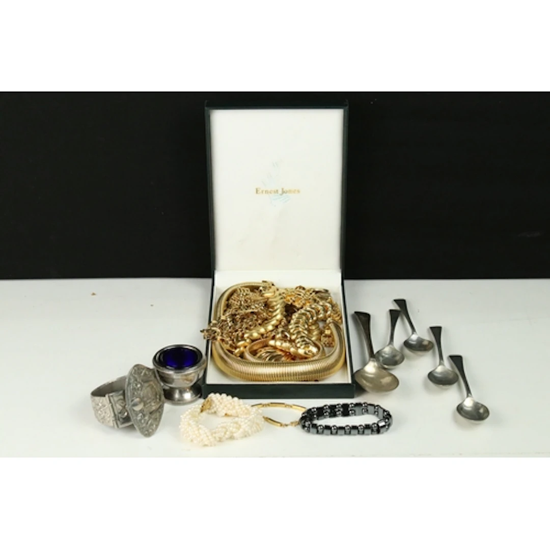 Collection of costume jewellery to include bracelets, neckla...