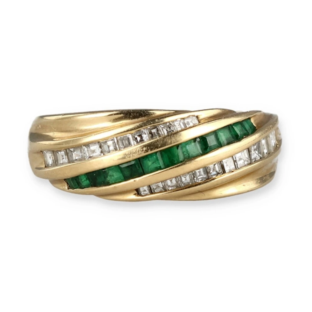 A GOLD EMERALD AND DIAMOND RING Weight: 4.7gms ...