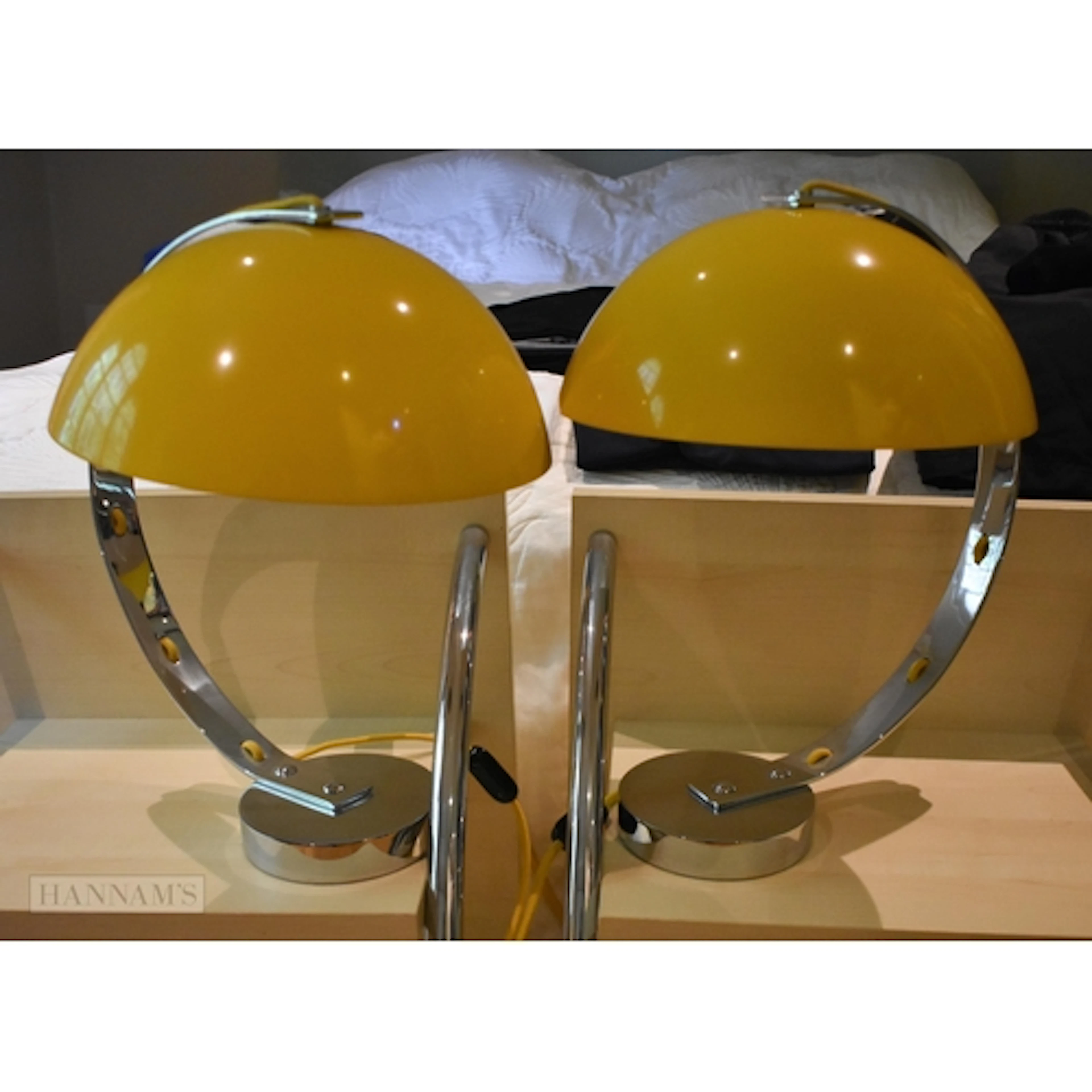 A pair of stylish bedside lamps 42 x 31cm.