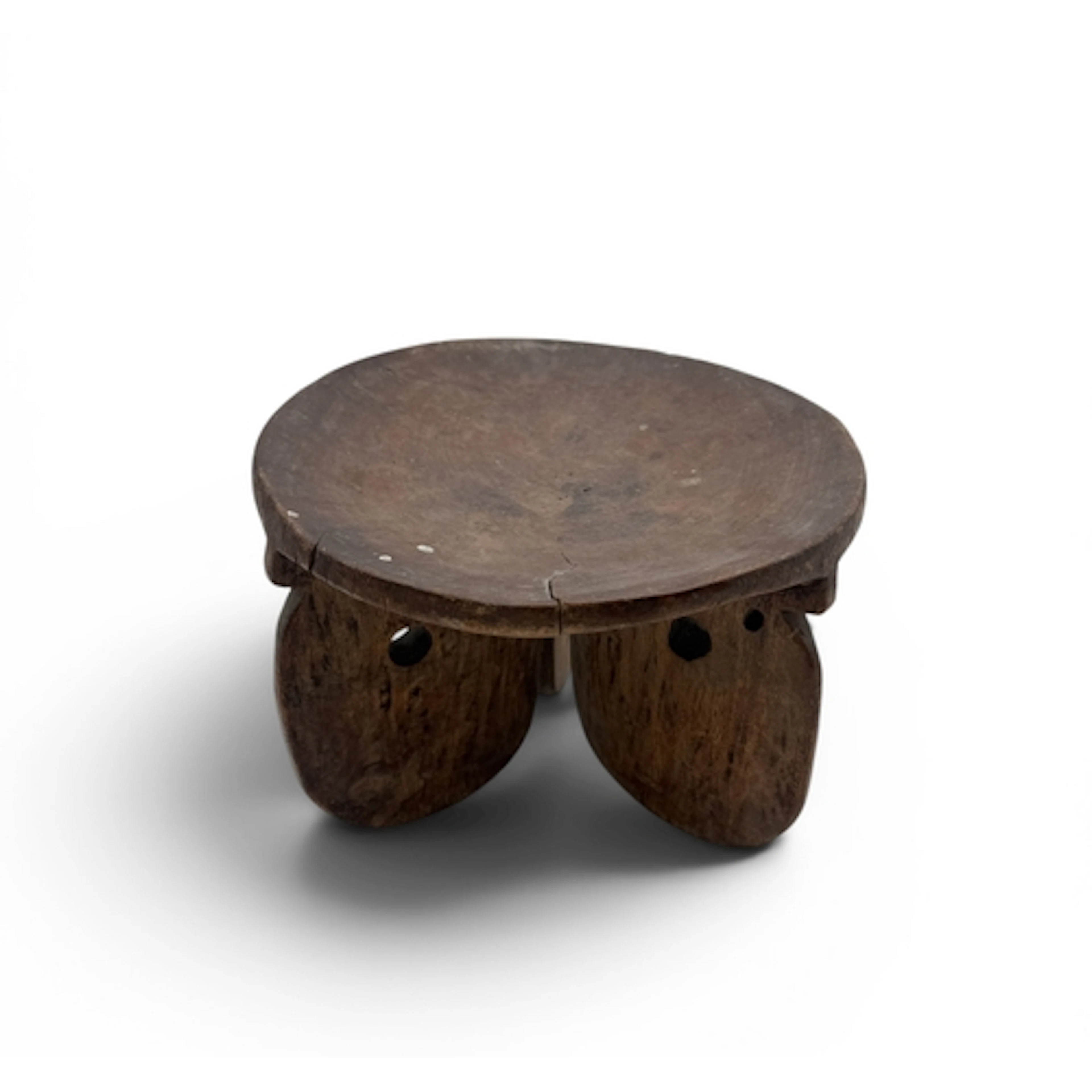AN AFRICAN CARVED WOOD STOOL ON THREE LEGS 24cm x 16cm ...