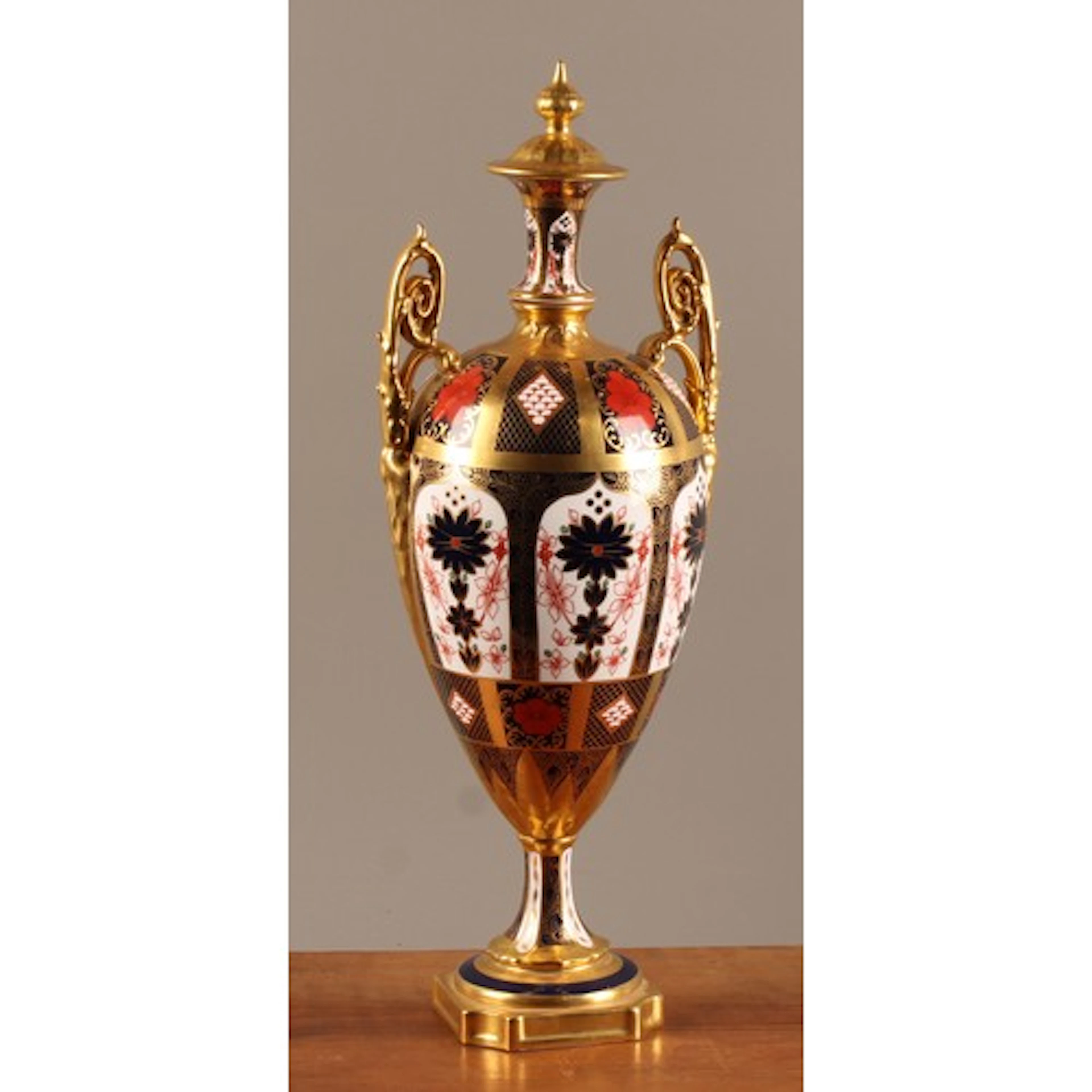A Royal Crown Derby Imari 1128 pattern two handled trophy sh...