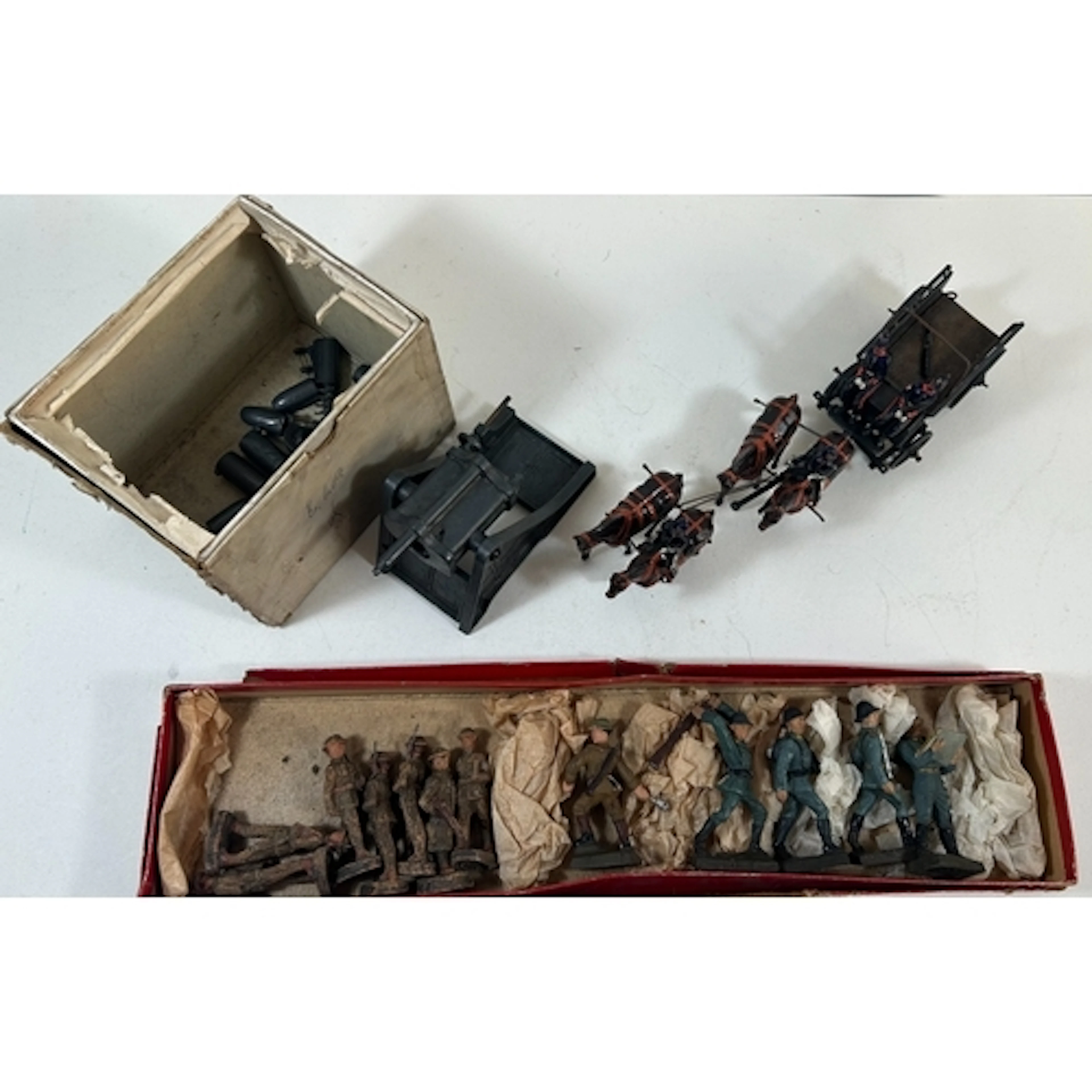 Lineol/Elastolin and Britains Soldiers. 12 Composition figur...