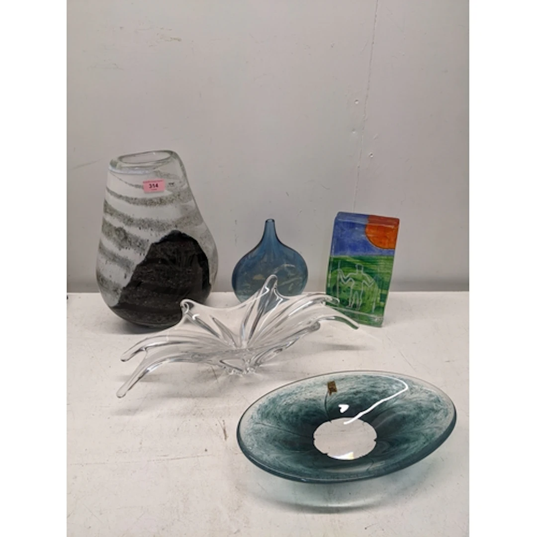 Mid to late 20th century art glass to include an Isle of Wig...